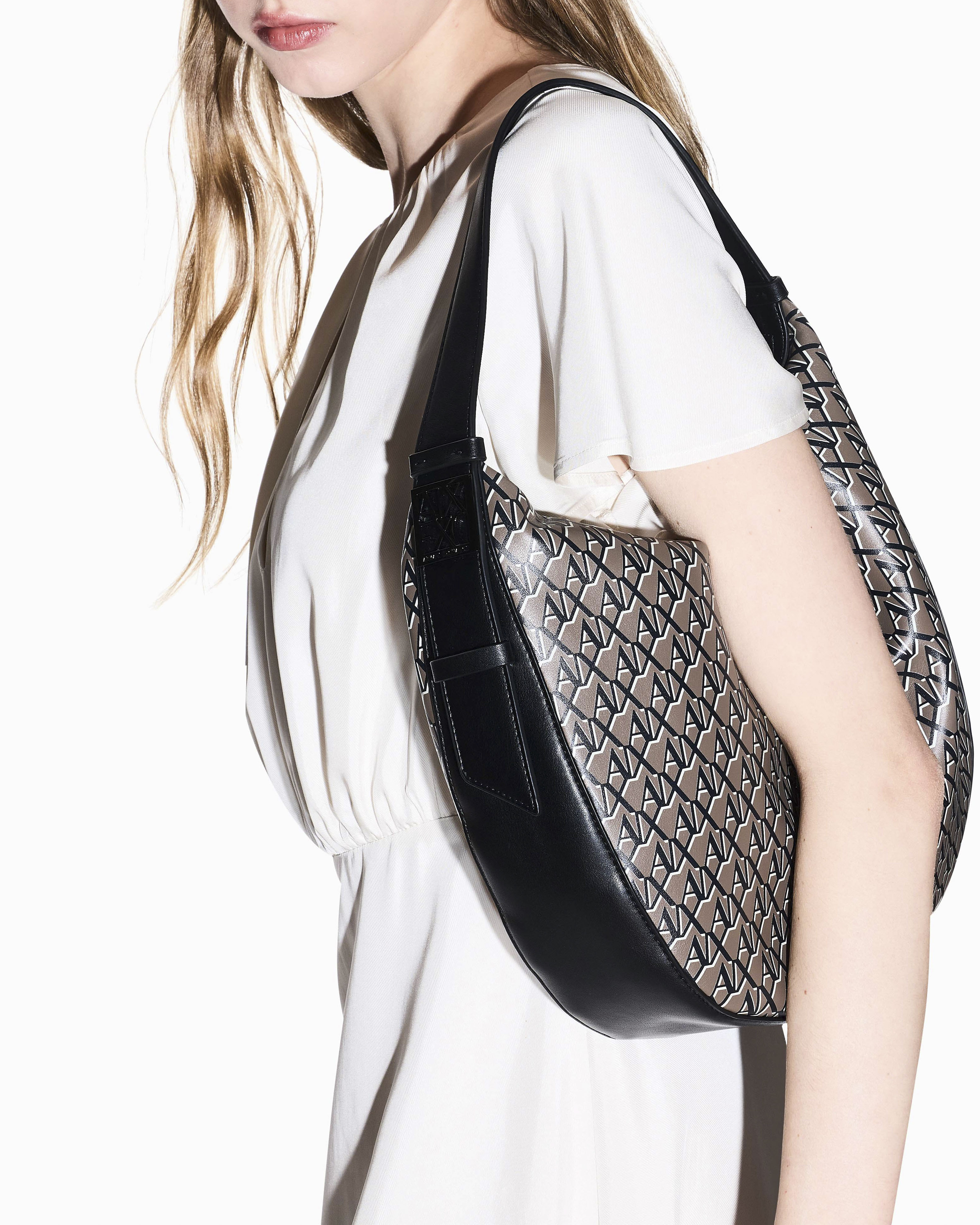 Borsa a spalla Armani Exchange nera con stampa logo all over e dettagli a contrasto image
