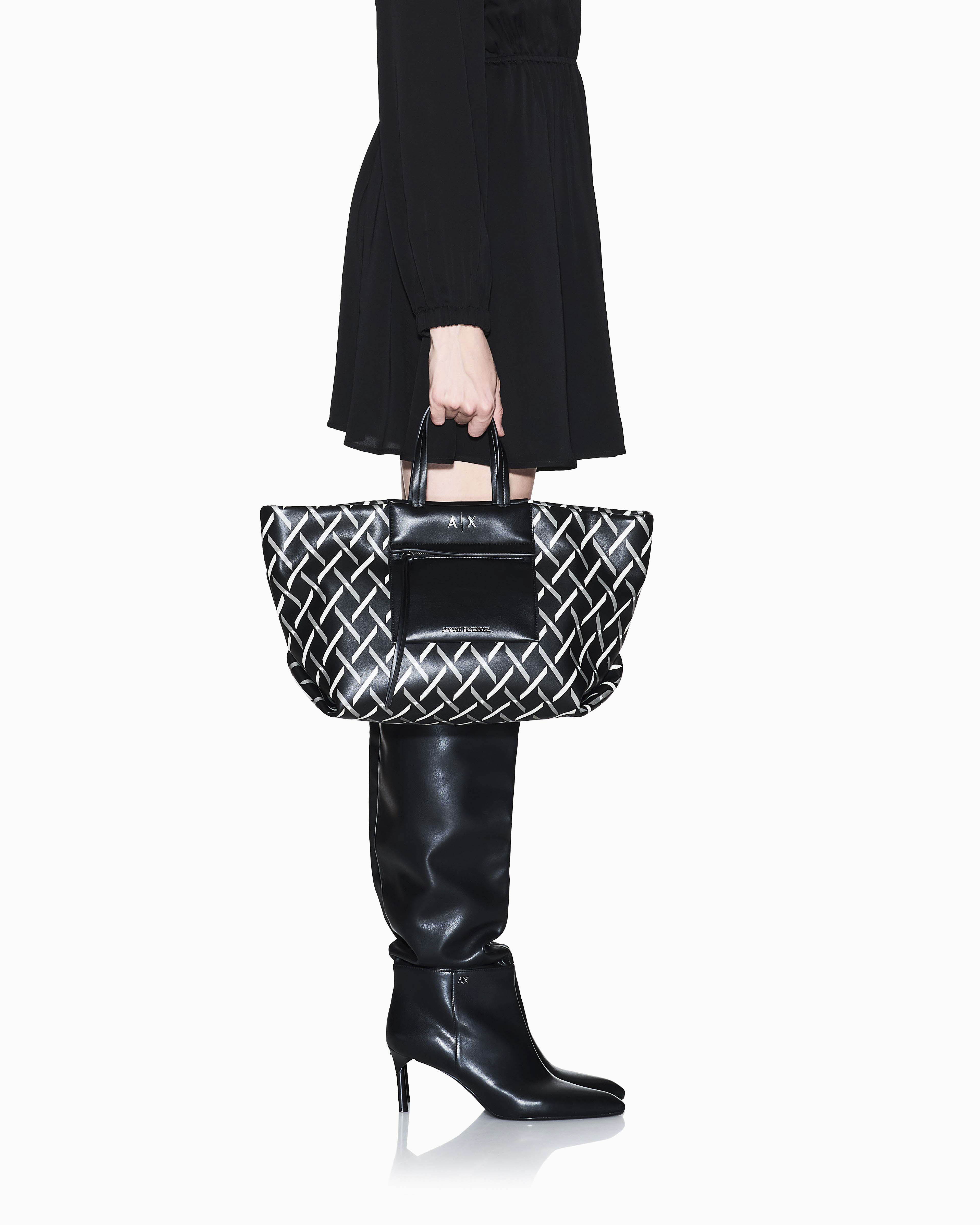 Shopping bag Armani Exchange nera con motivo grafico e dettagli in rilievo image