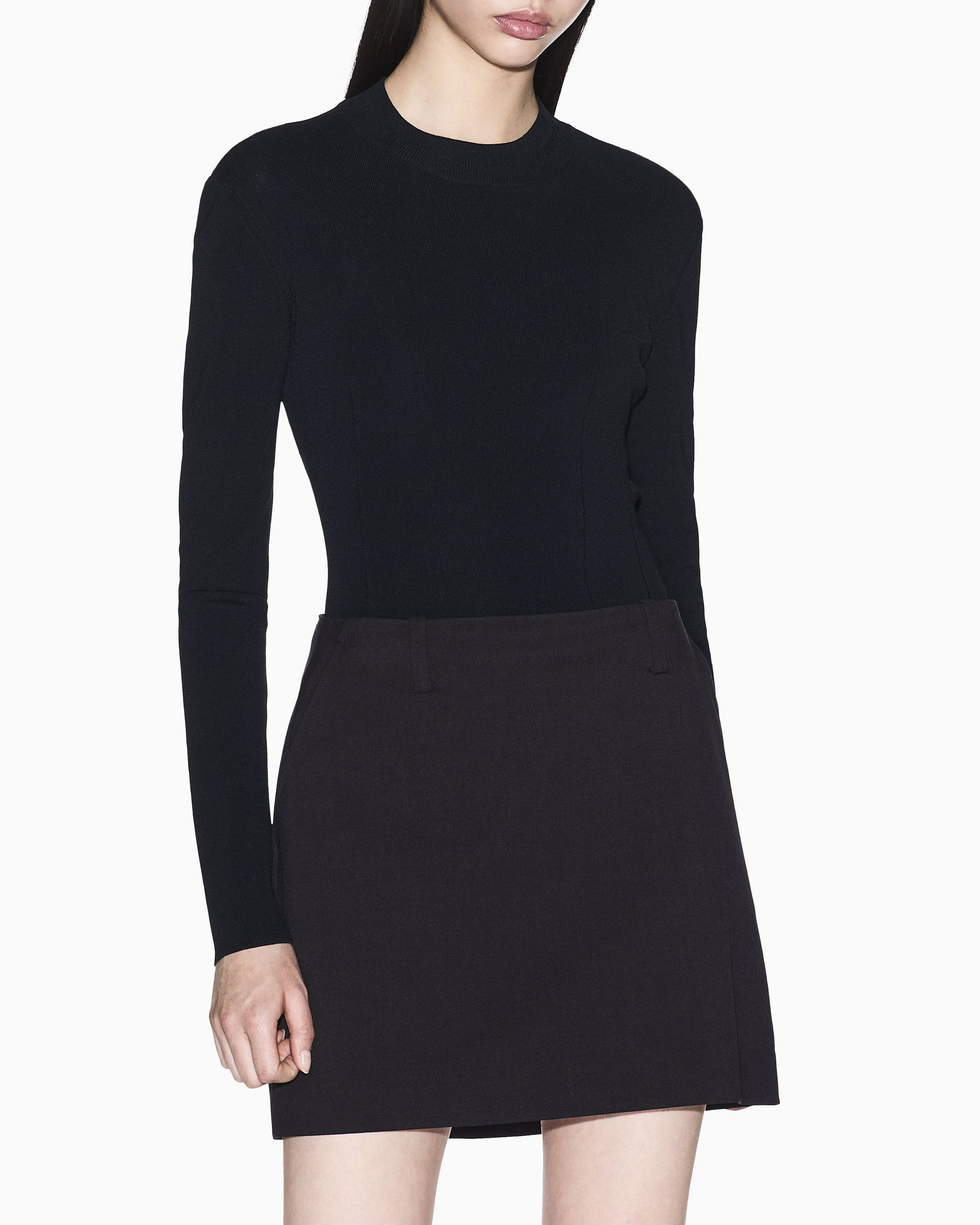 Maglia nera Armani Exchange in misto viscosa con scritta logo ricamata sul colletto in piedi