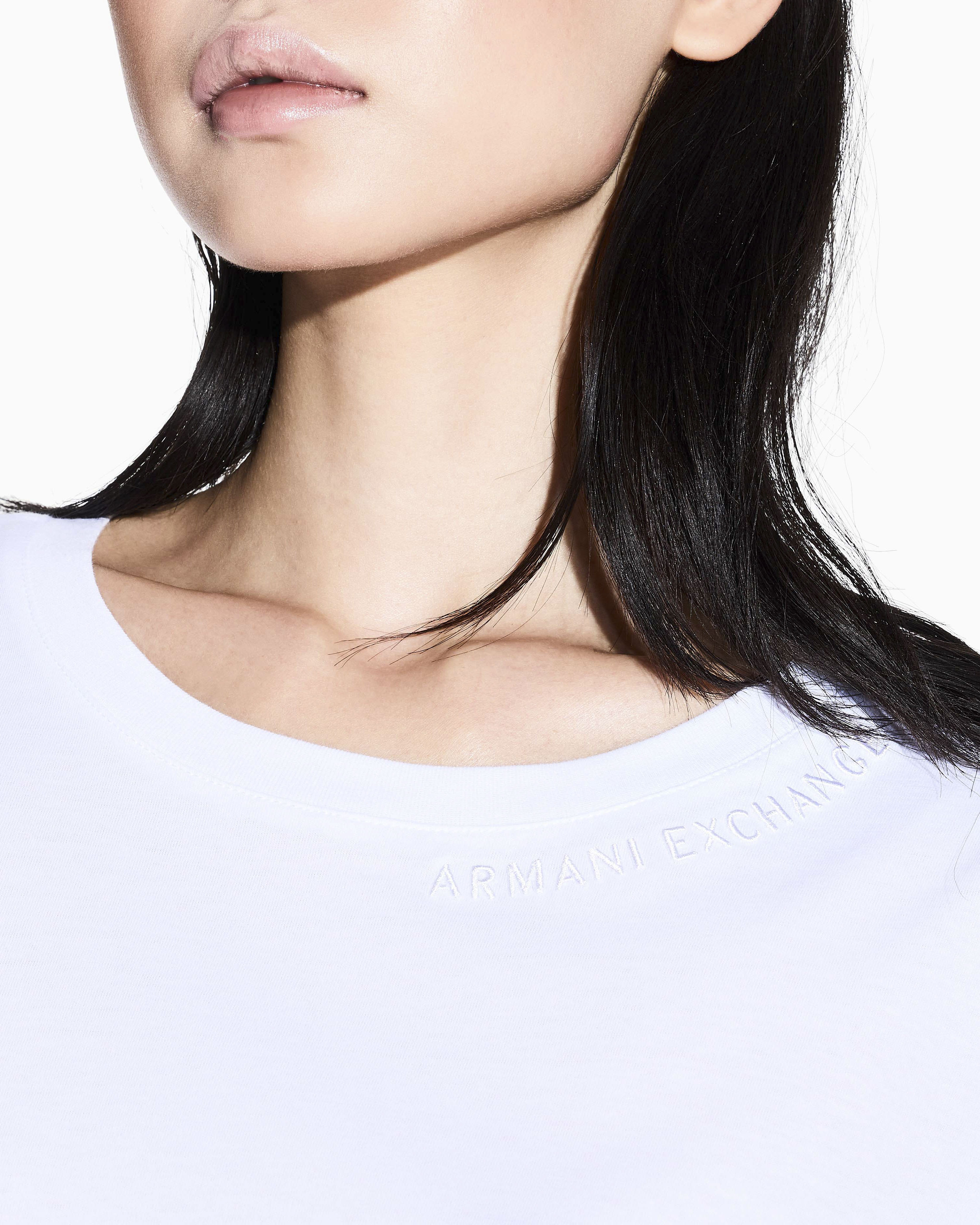T-shirt Armani Exchange bianca in cotone con logo in rilievo sullo scollo image