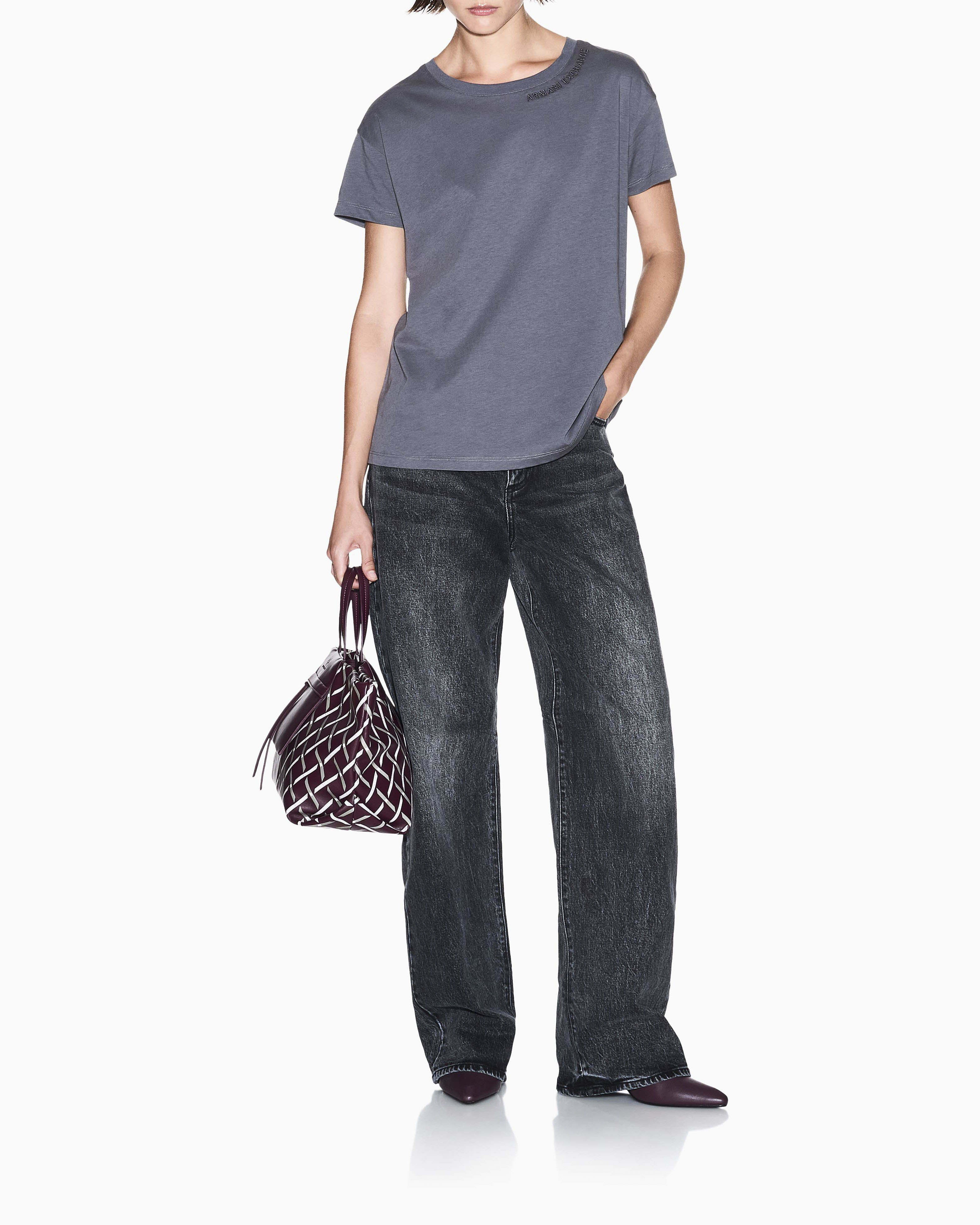 T-shirt Armani Exchange grigia in cotone con logo in rilievo sullo scollo image