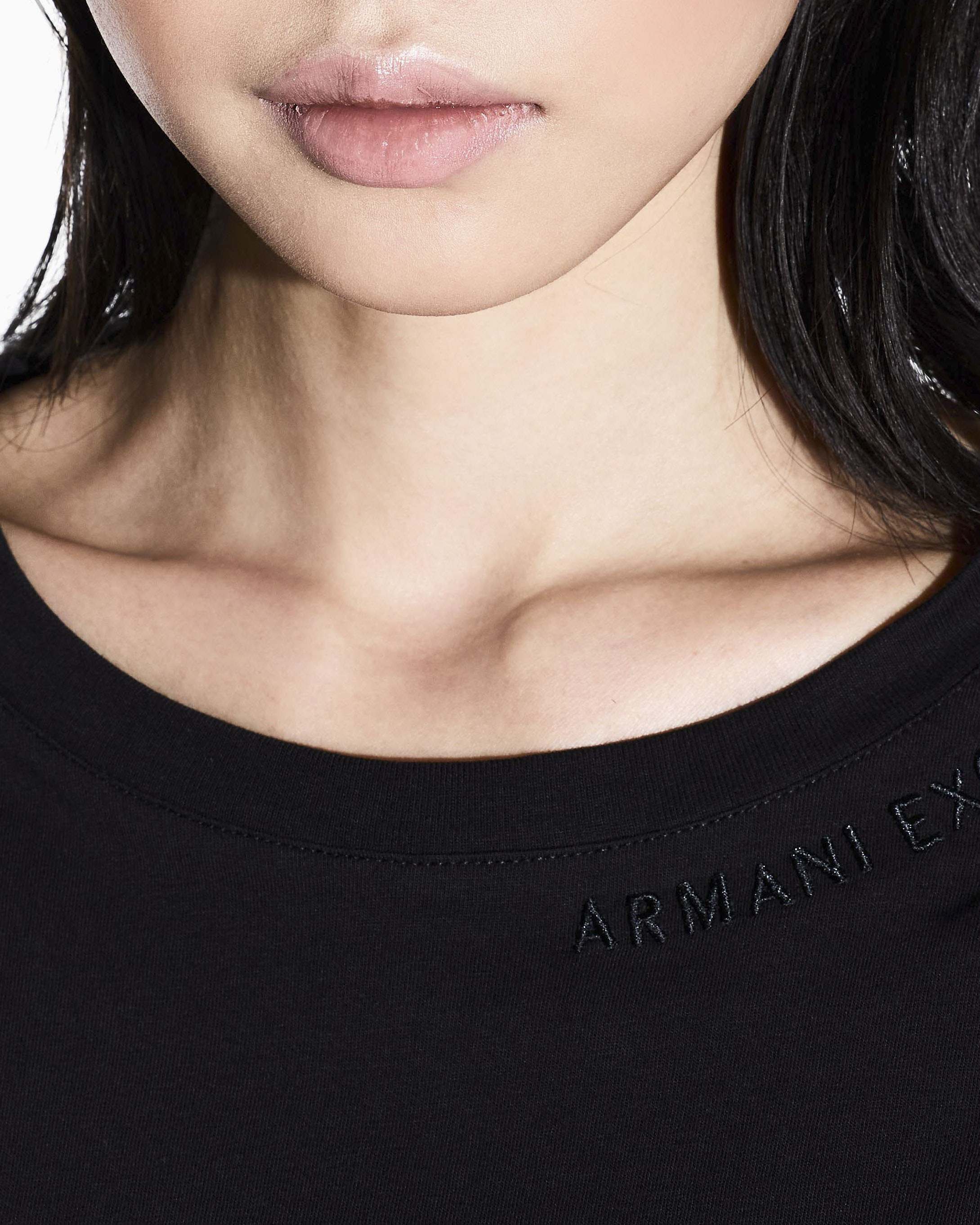 T-shirt Armani Exchange nera in cotone con logo in rilievo sullo scollo image