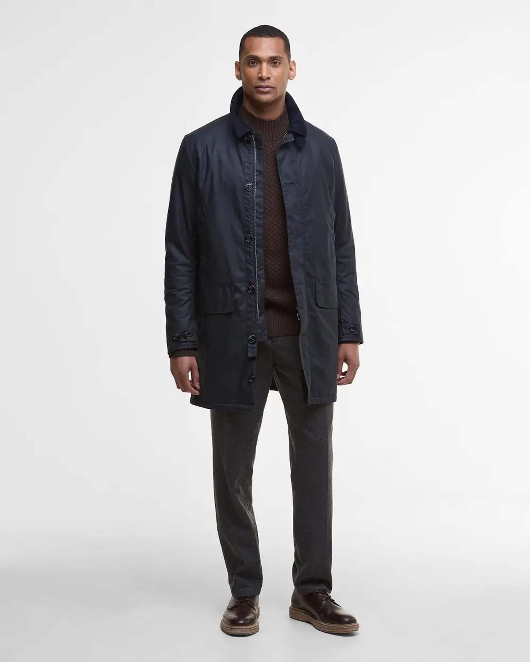 Impermeabile Barbour Wax Mac blu con colletto in velluto
