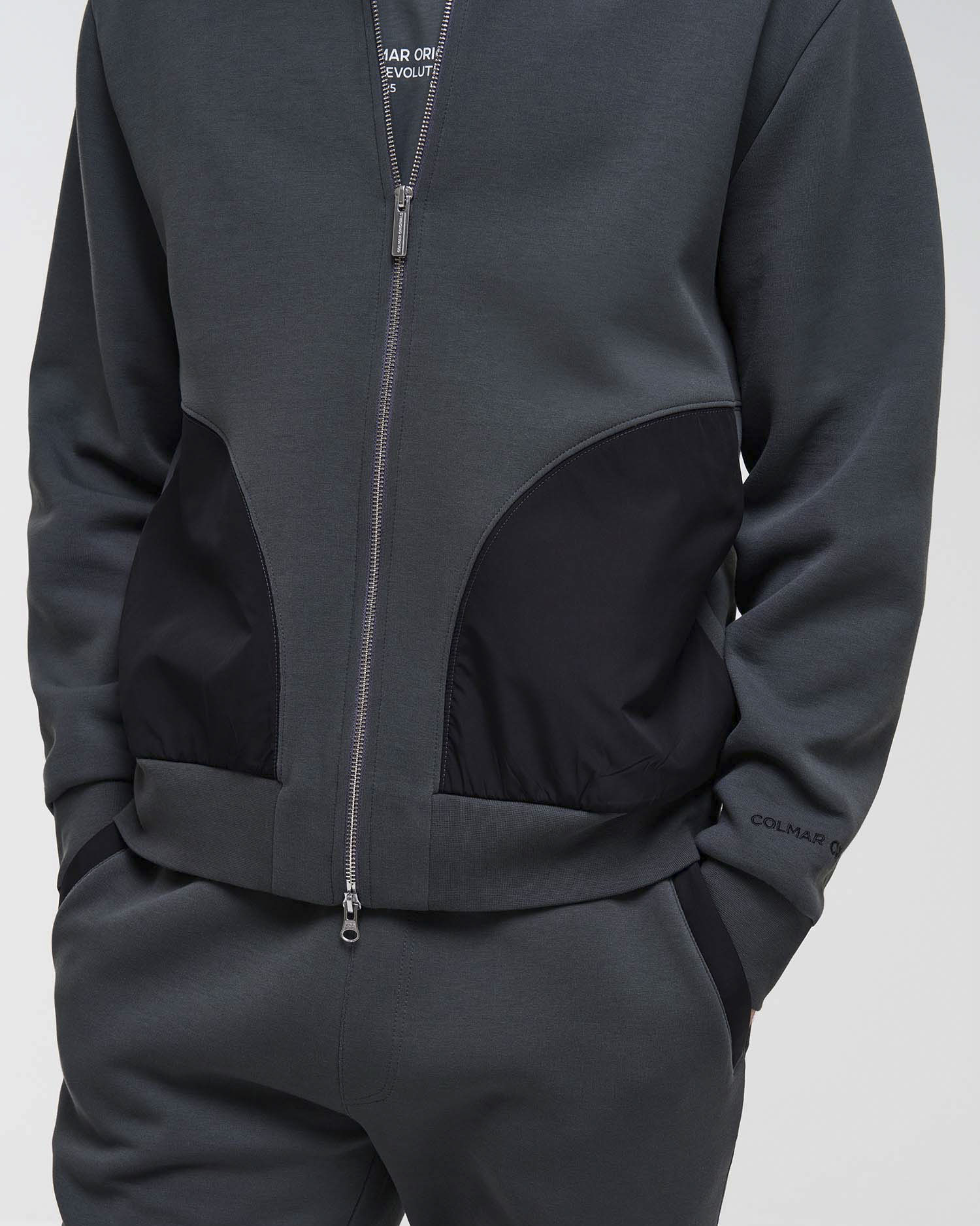 Felpa Colmar Originals grigio antracite con chiusura zip e tasche in nylon