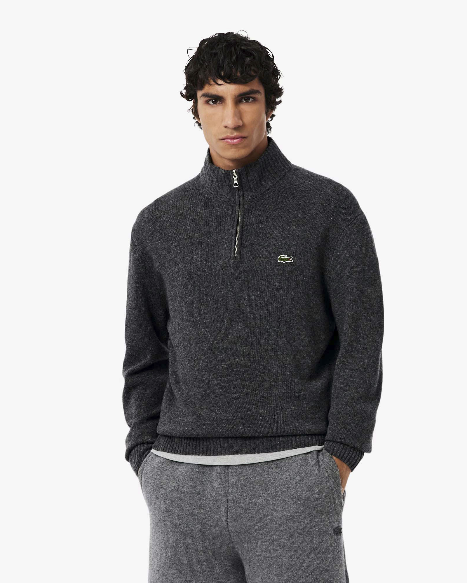 Maglia Lacoste grigio antracite in lambswool di pura lana a collo alto e apertura a mezza zip