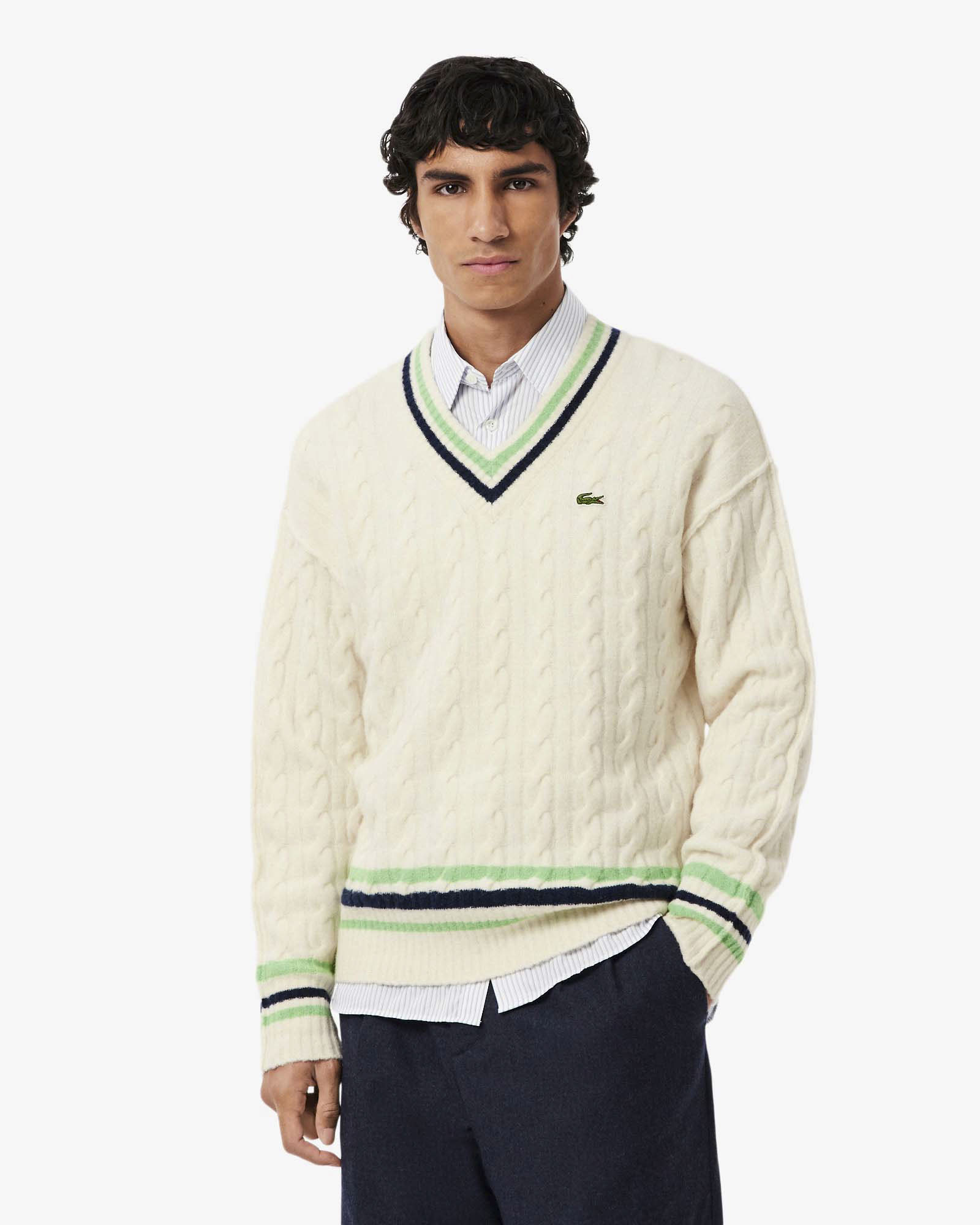 Maglione Lacoste panna in lana a trecce con scollo a V e righe in contrasto
