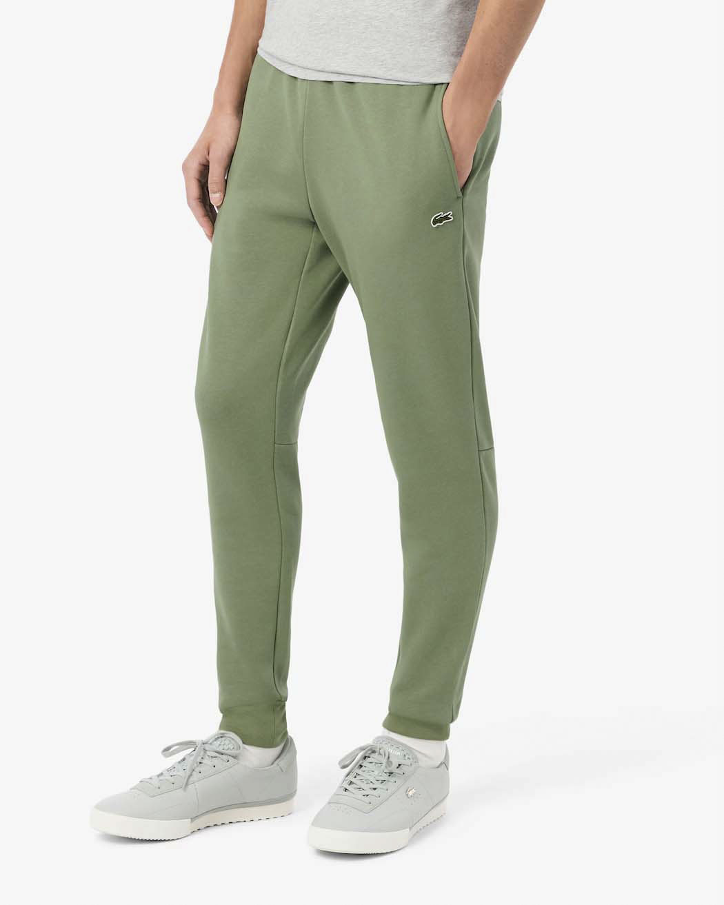 Pantaloni Lacoste verde salvia in felpa di cotone con logo coccodrillo verde sul fianco image