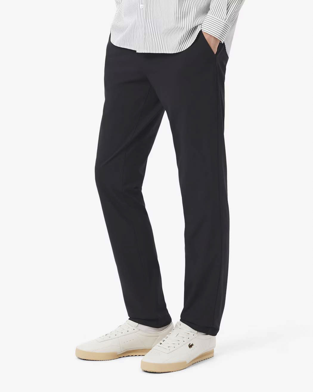 Pantaloni chino Lacoste neri in tessuto tecnico elasticizzato image