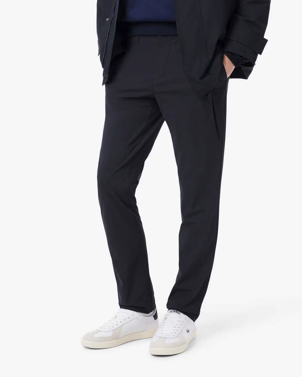 Pantaloni chino Lacoste blu in tessuto tecnico elasticizzato image