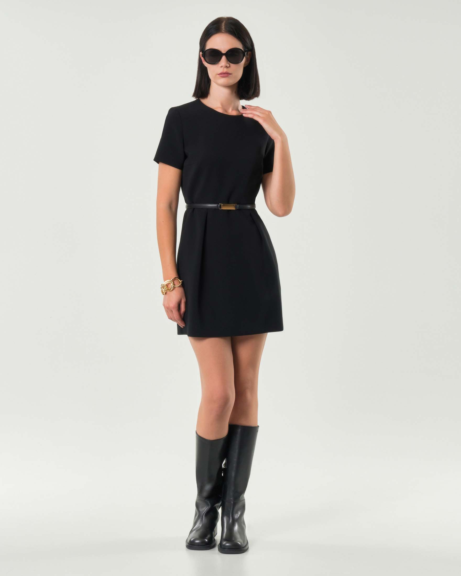 Abito corto nero Max Mara Studio in cady con maniche corte e cinturina in vita con fibbia dorata