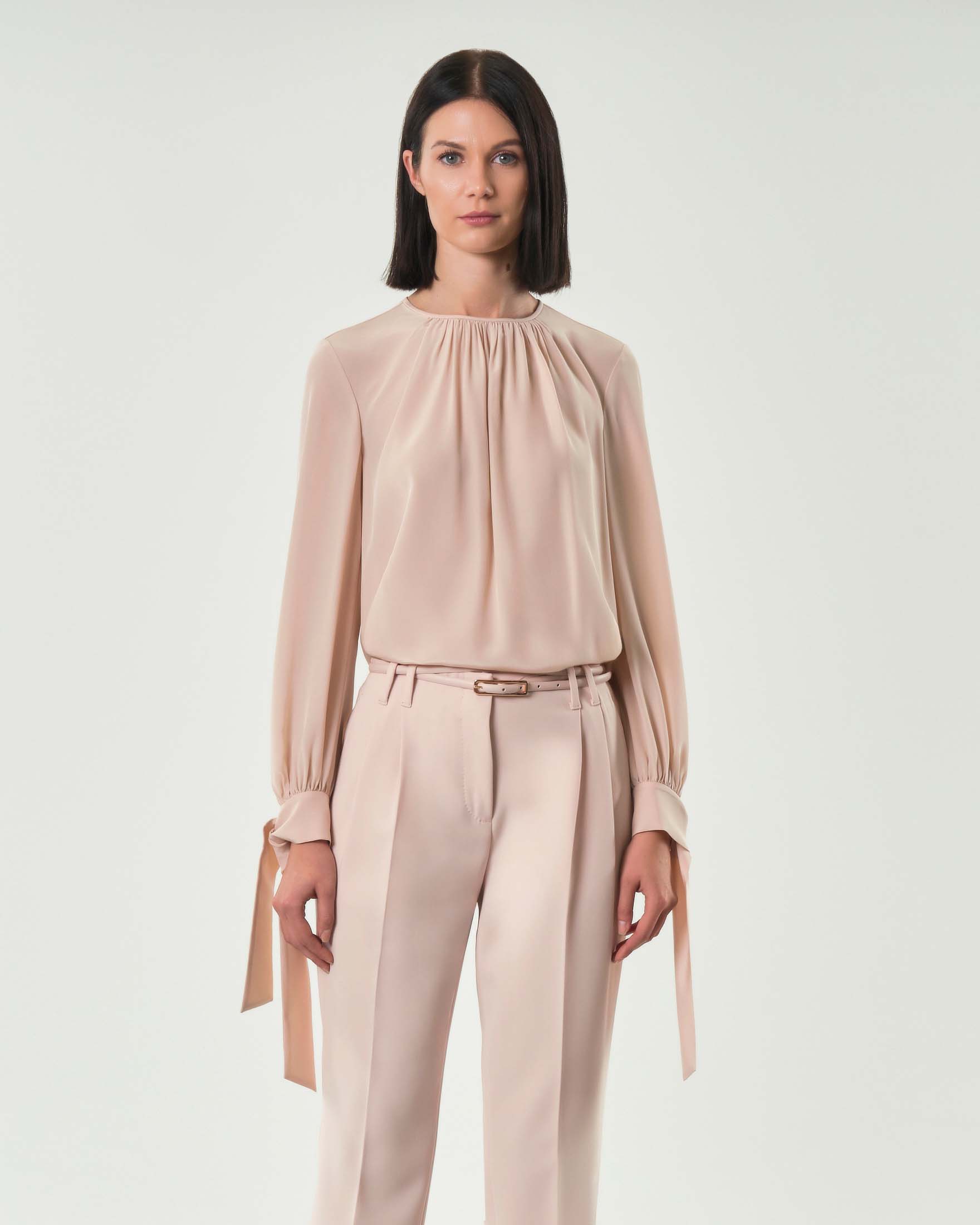 Blusa rosa cipria Max Mara Studio in seta con arricciatura lungo lo scollo e fiocchi sui polsini