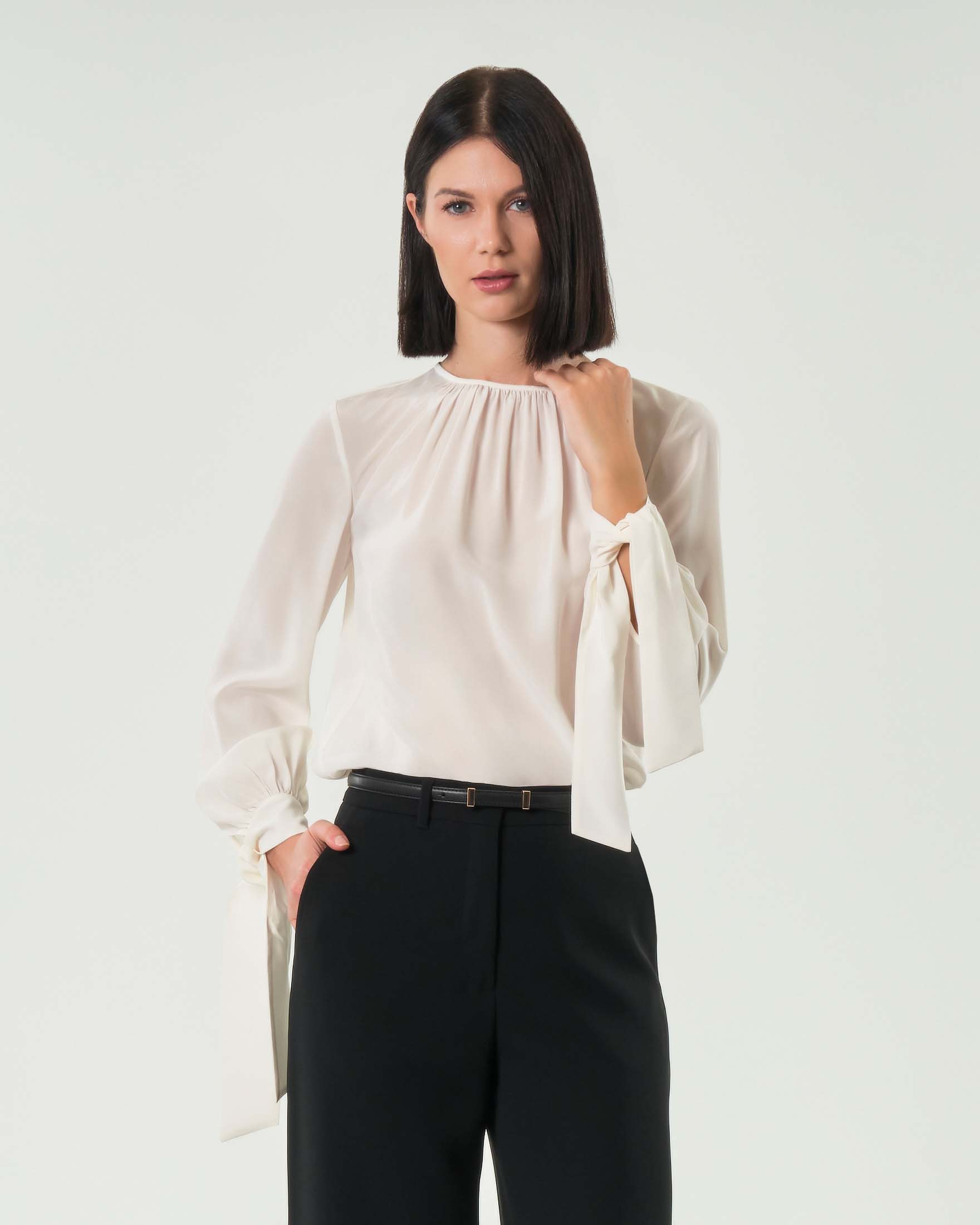 Blusa color avorio Max Mara Studio in seta con arricciatura lungo lo scollo e fiocchi sui polsini