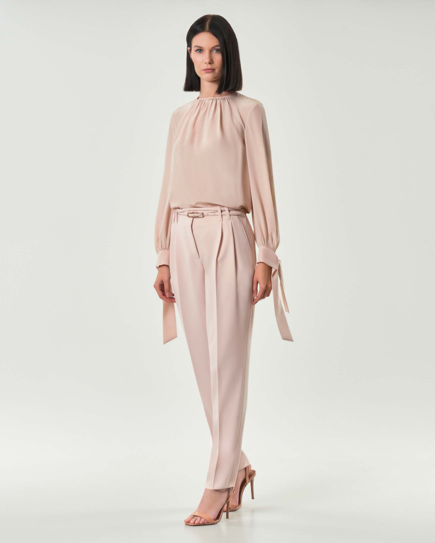 Pantaloni rosa cipria in cady Max Mara Studio con pinces e cintura in vita in similpelle