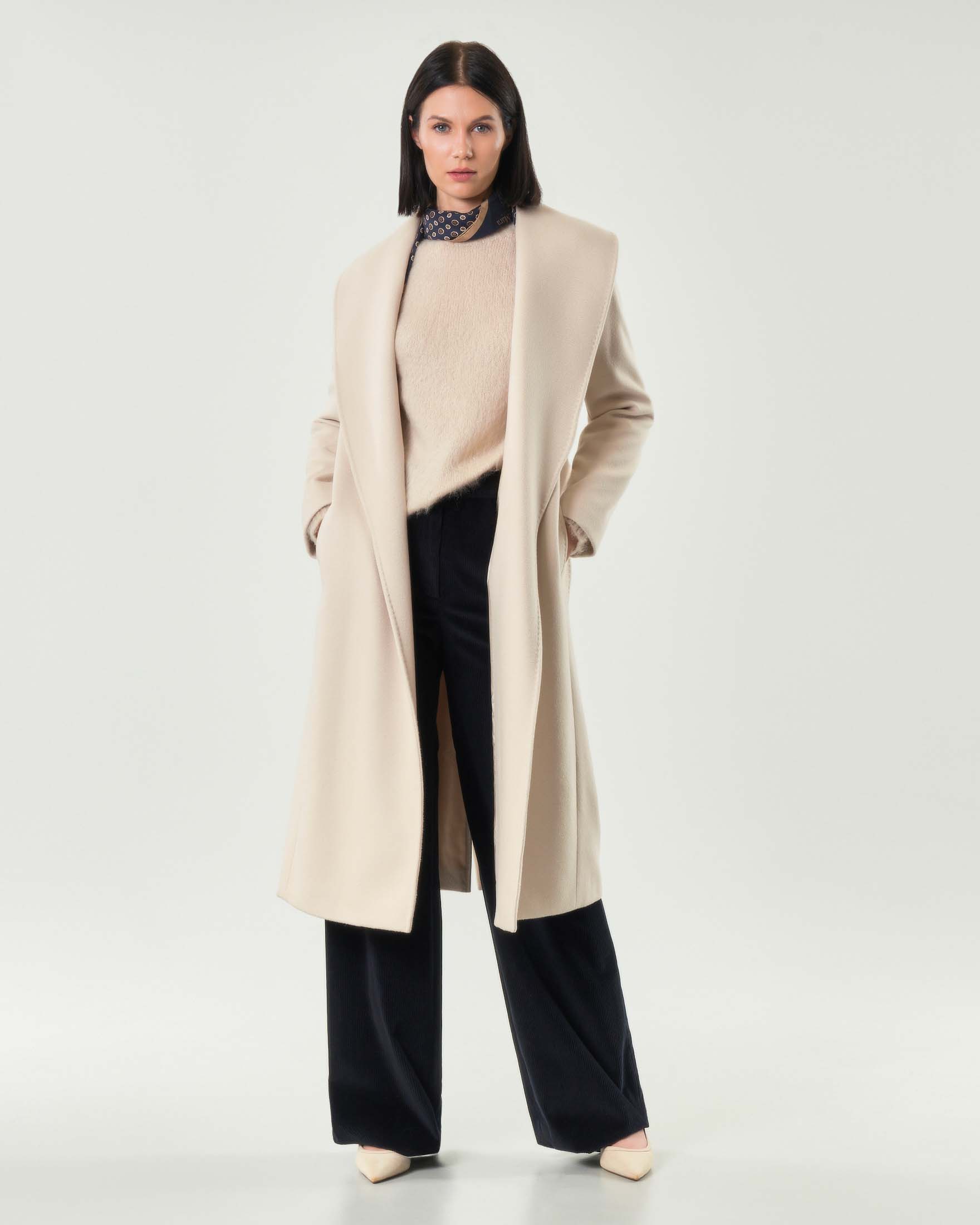 Cappotto color sabbia Max Mara Studio in drap di pura lanacon scollo a scialle