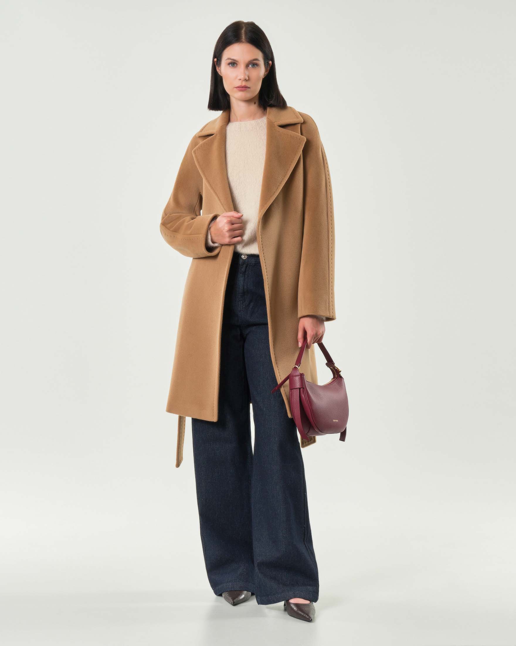Cappotto color cammello Max Mara Studio in beaver di lana con dettagli sartoriali e cintura in vita