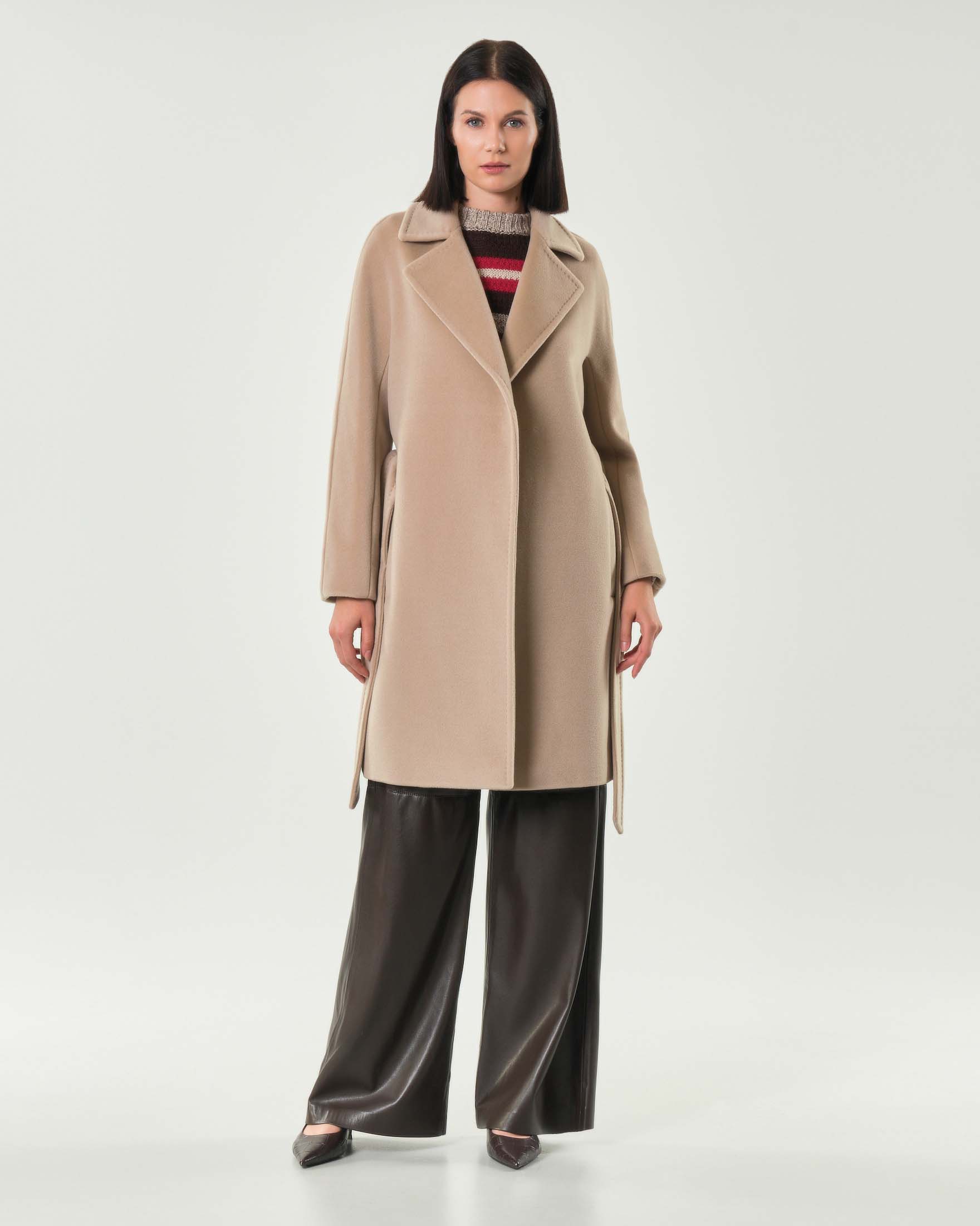 Cappotto color sabbia Max Mara Studio in beaver di lana con dettagli sartoriali e cintura in vita