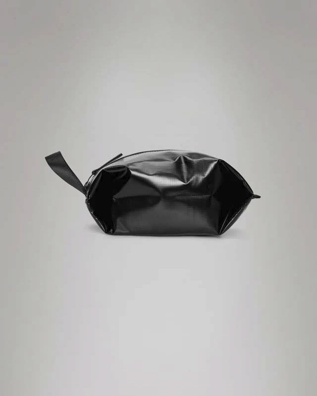 Rains — Sibu Wash Bag beauty case Rains nero in nylon ripstop con manico per il trasporto