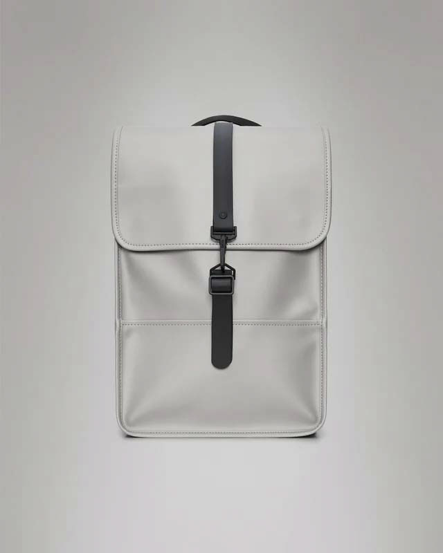 Zaino Rains Backpack Mini grigio in tessuto tecnico impermeabile effetto gommato con patta