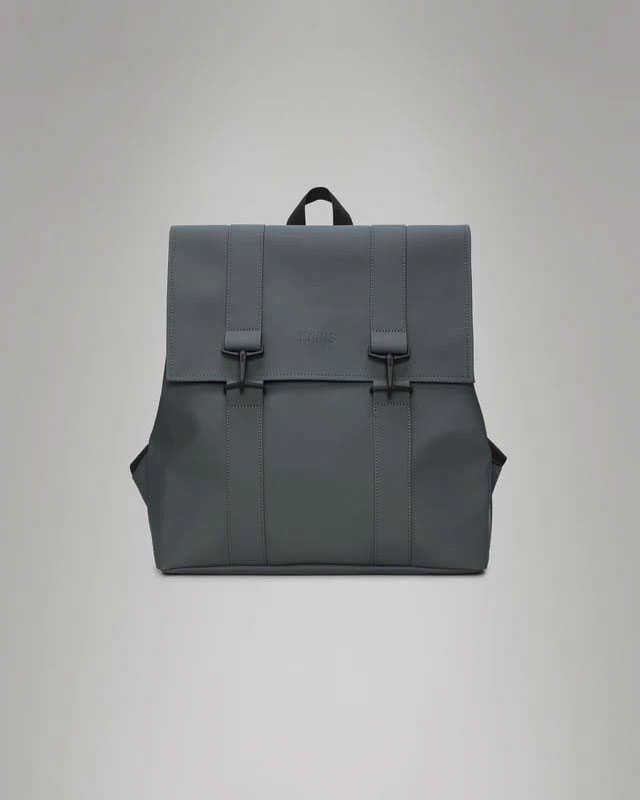 Zaino Rains Msn Bag ottanio in tessuto tecnico impermeabile effetto gommato con doppia chiusura a cartella con moschettoni