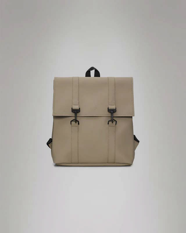 Zaino Msn Bag Mini Rains sabbia in tessuto tecnico impermeabile effetto gommato con doppia chiusura a cartella e moschettoni