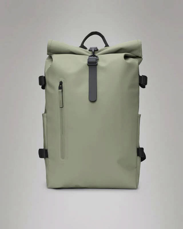 Zaino Rains Rolltop Rucksack Large verde salvia in tessuto tecnico impermeabile effetto gommato