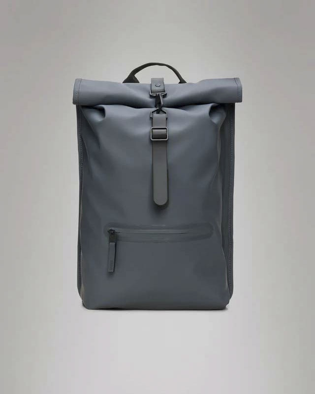 Zaino Rains Rolltop Rucksack ottanio in tessuto tecnico impermeabile effetto gommato