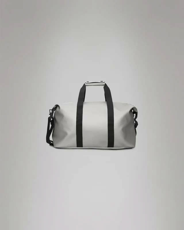 Borsa Rains Weekend Bag grigia in tessuto impermeabile effetto gommato con tracolla removibile