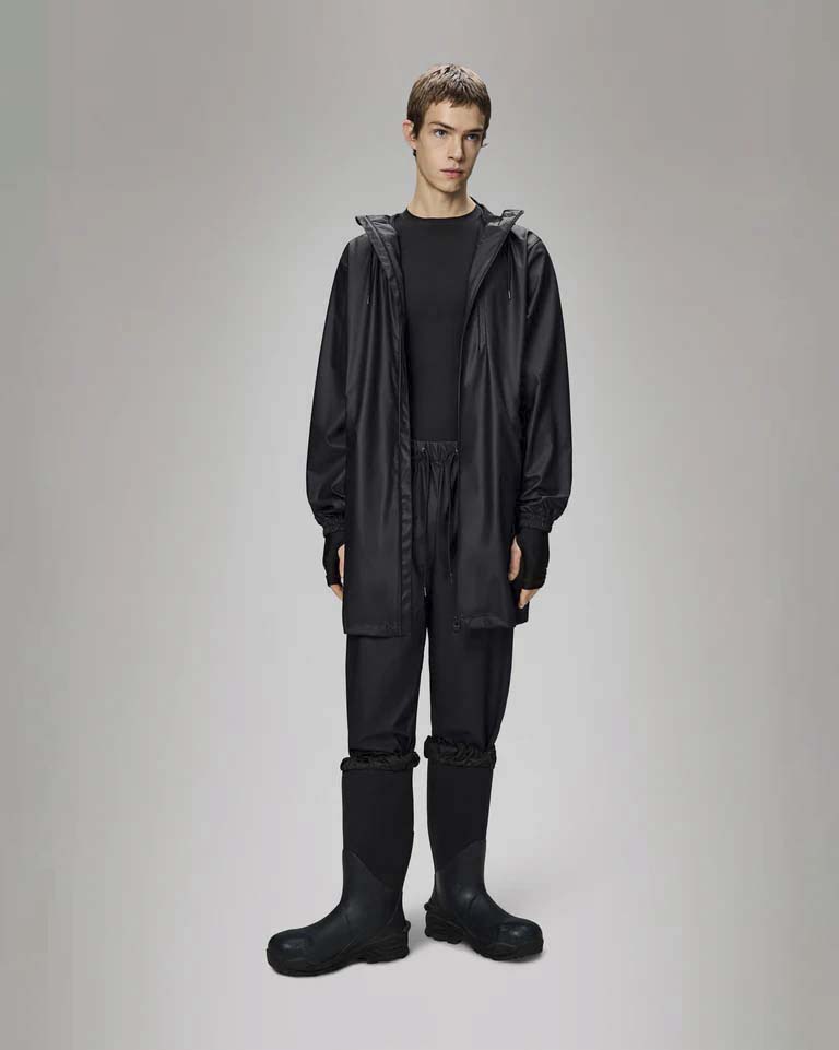 Impermeabile Long Storm Breaker Rains nero in tessuto tecnico leggero effetto gommato con cappuccio