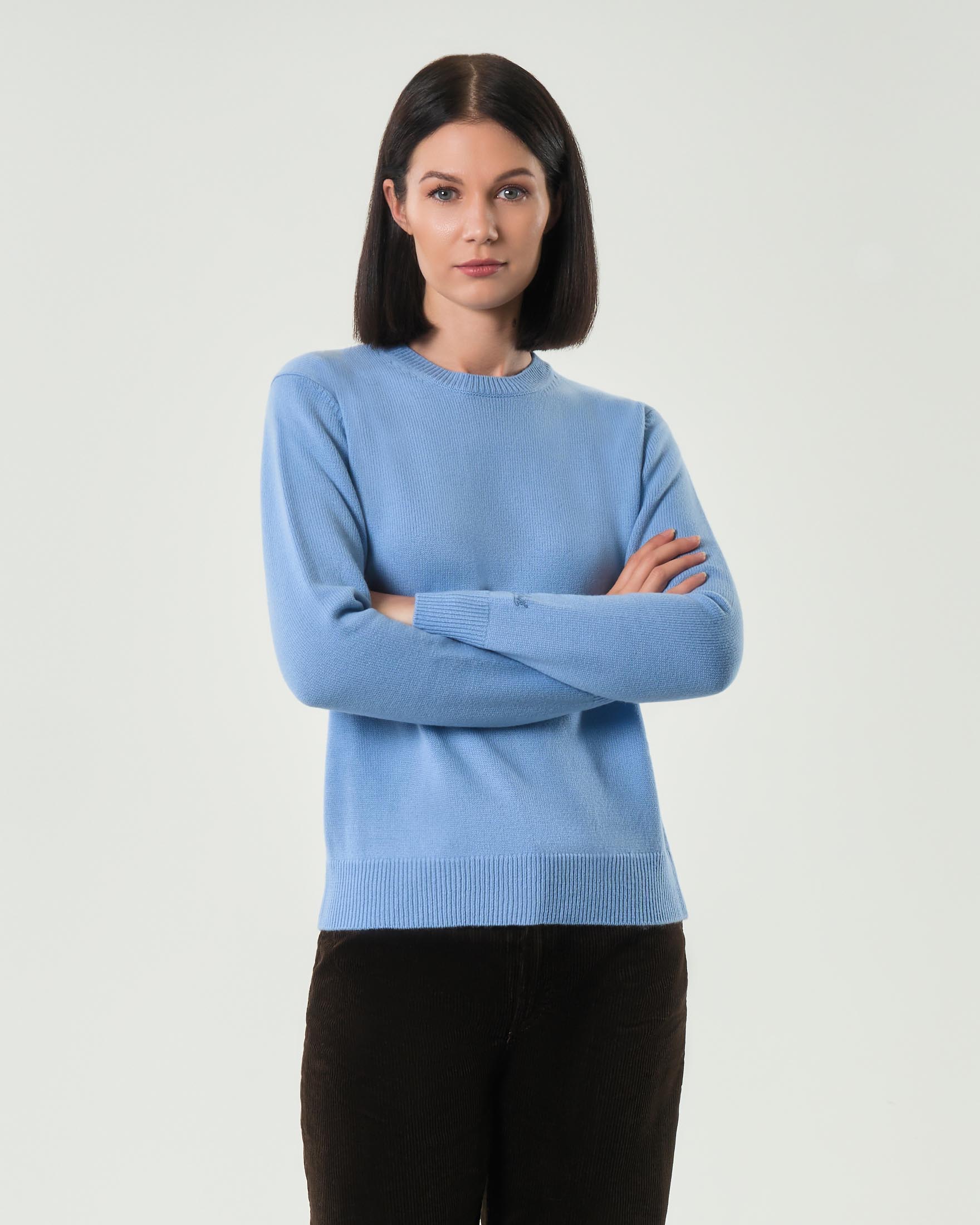 Maglia azzurra MC2 Saint Barth in lana e cashmere con scritta logo ricamata tono su tono lungo lo scollo