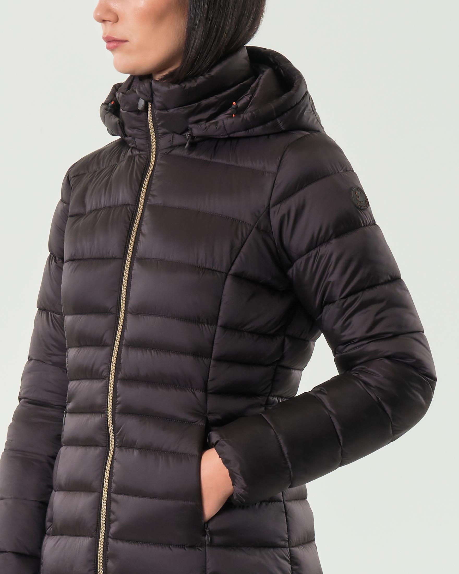 Piumino testa moro lunghezza media Save the duck modello Reese in tessuto effetto raso dalla linea sfiancata con cappuccio staccabile image