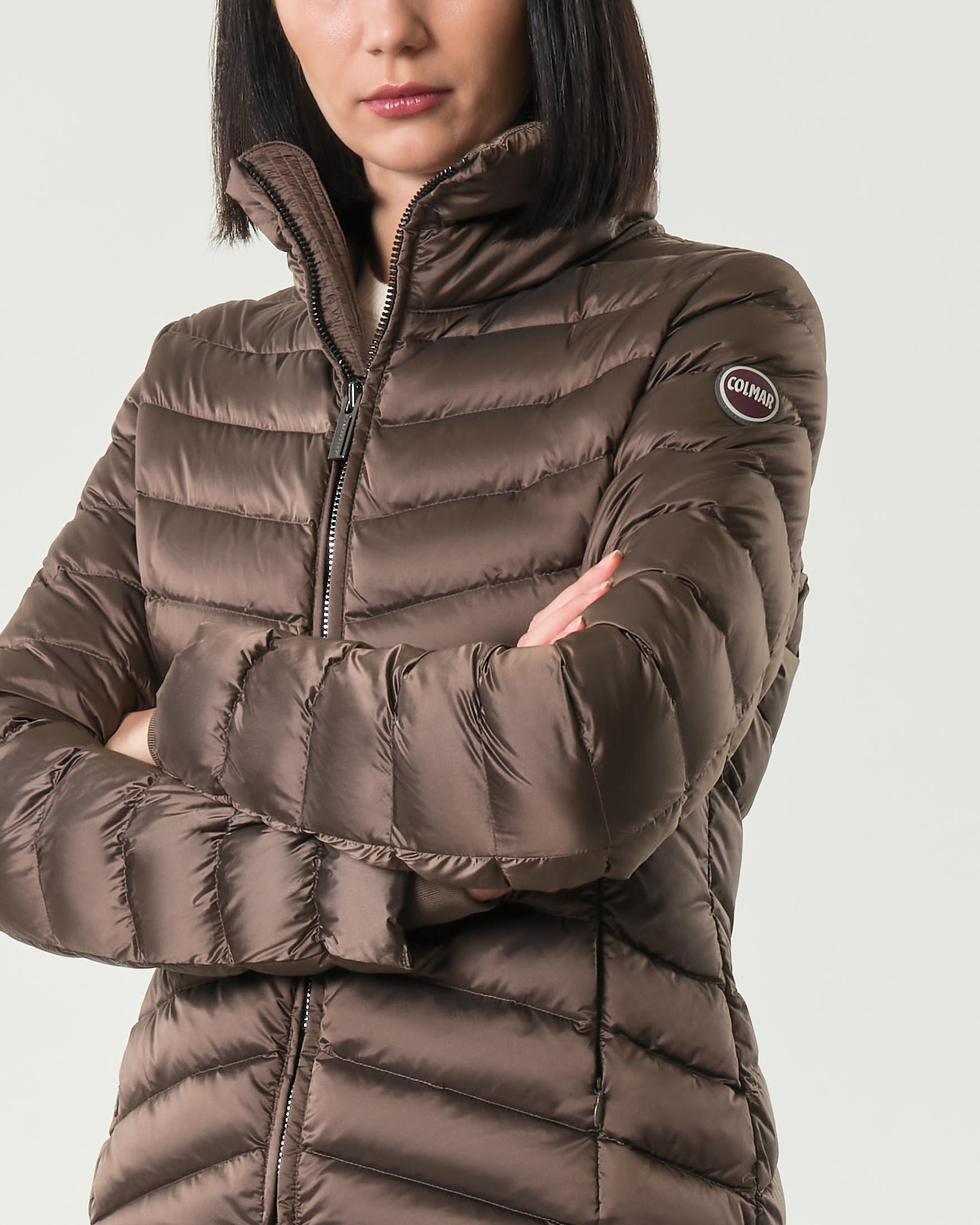 Piumino color marron glacè Colmar Originals con colletto alto imbottito in piuma naturale image