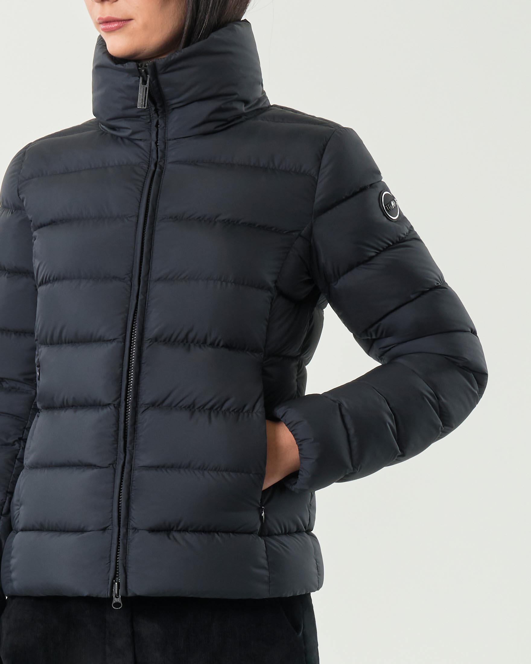 Piumino Colmar Originals nero in tessuto dal finish opaco imbottito in piuma con collo alto image