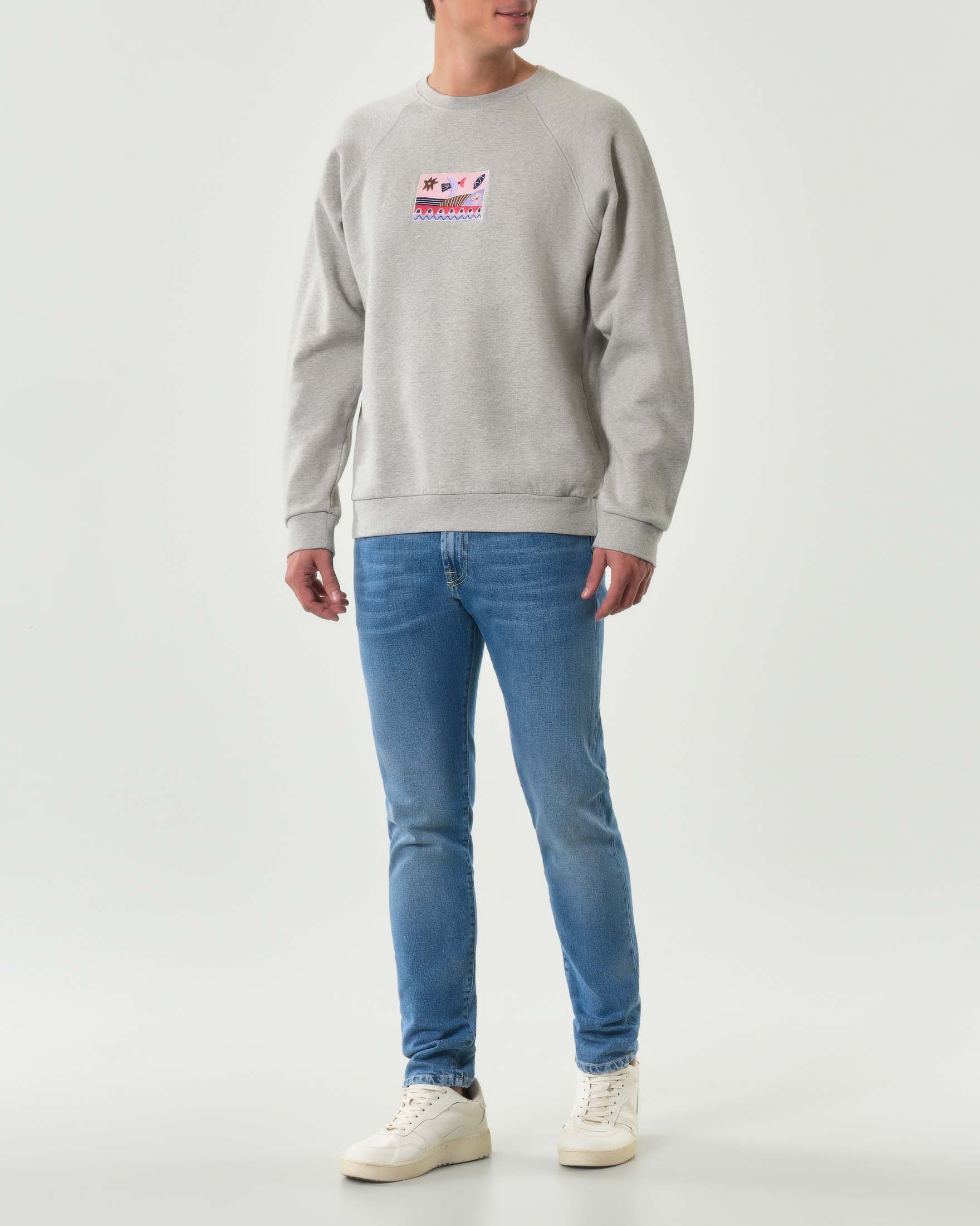 Felpa girocollo Olow grigia con patch Alizée Cayla ricamato