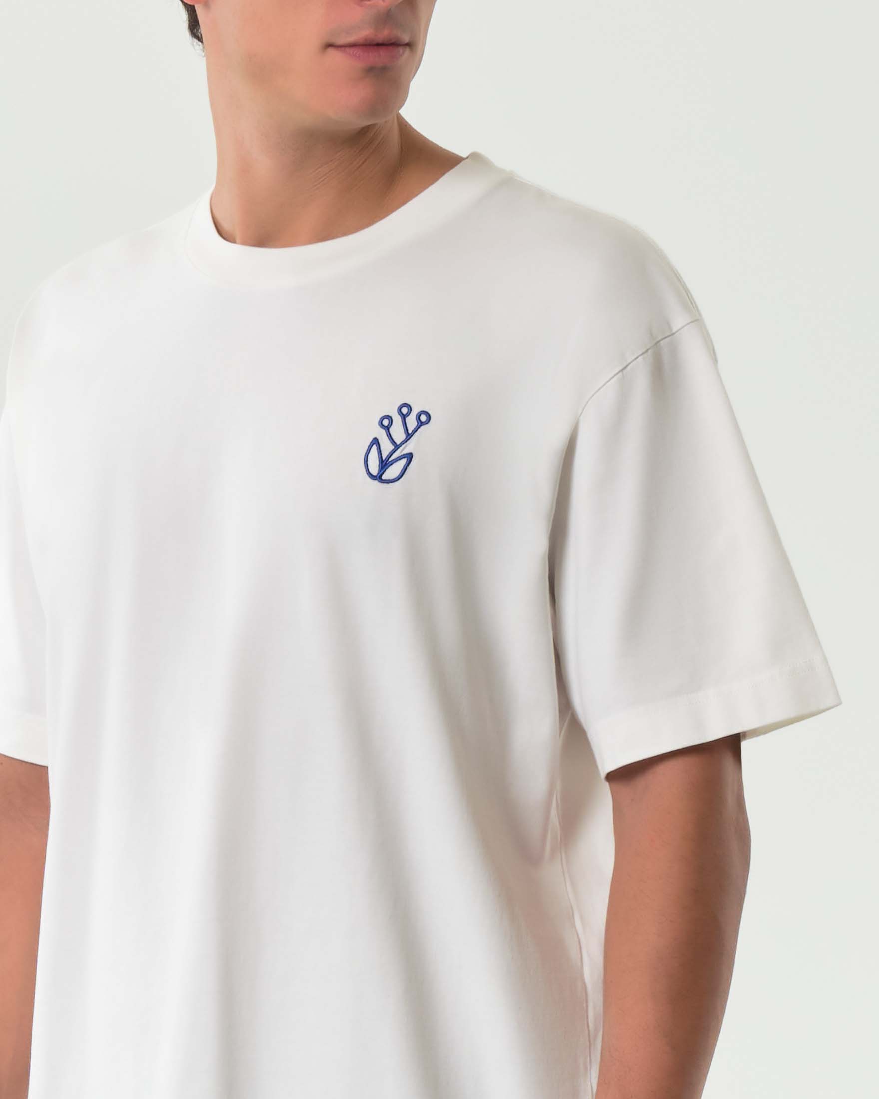 T-shirt mezza manica Olow color panna con ricamo sul petto e maxi stampa sul retro image