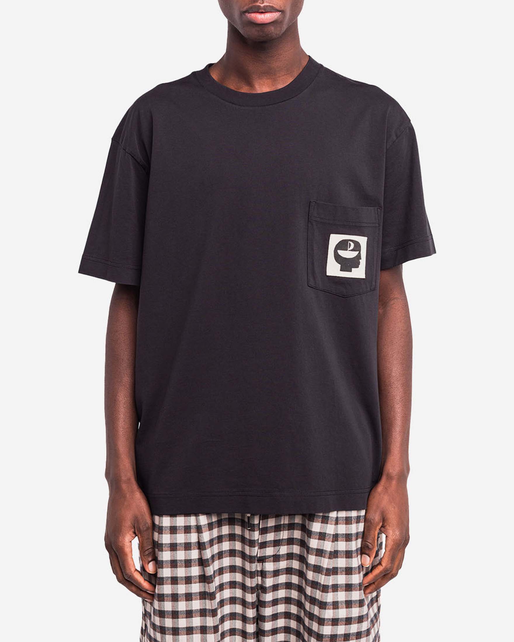 T-shirt loose-fit Olow nera con taschino e patch dell'artista Tuyo