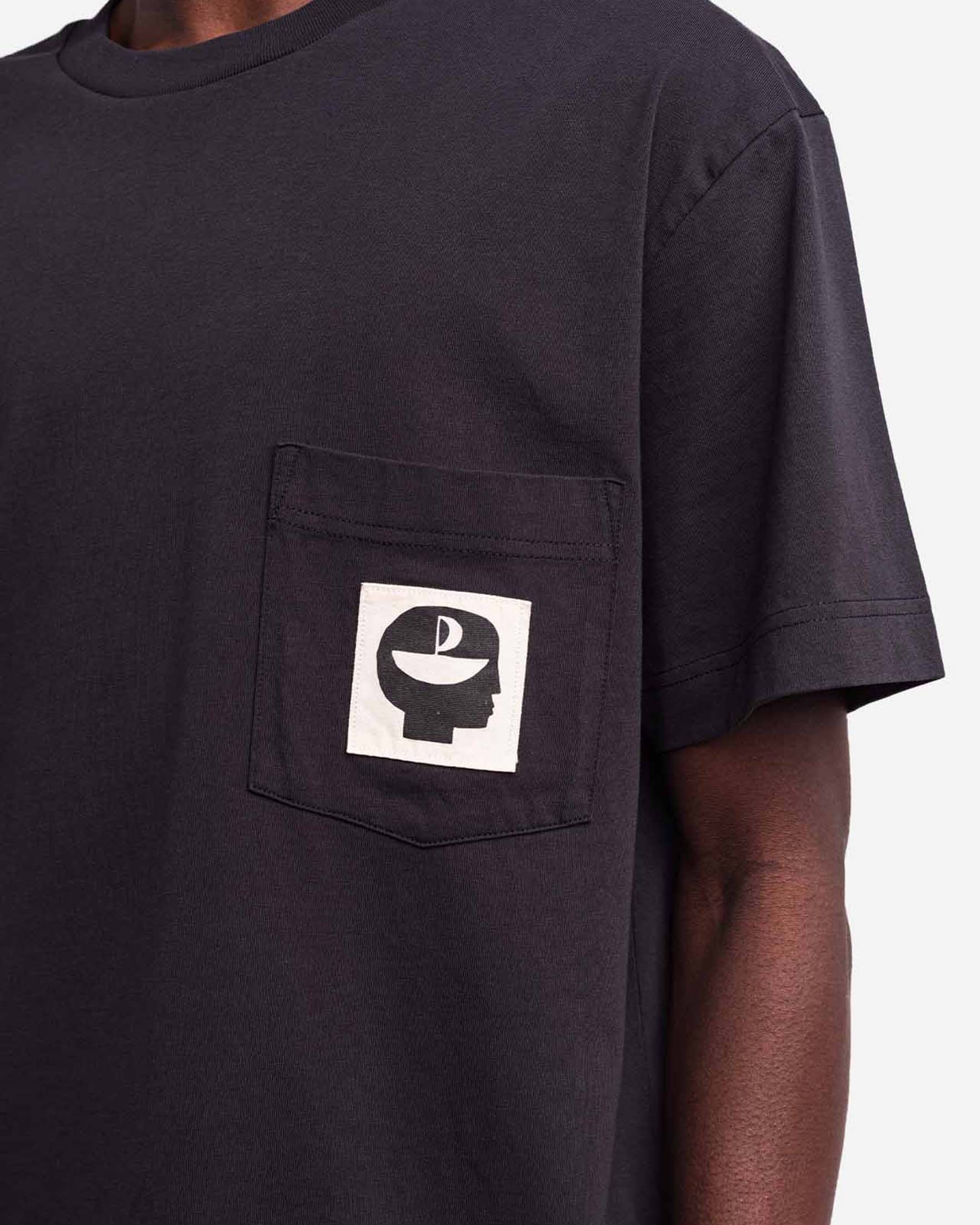 T-shirt loose-fit Olow nera con taschino e patch dell'artista Tuyo image