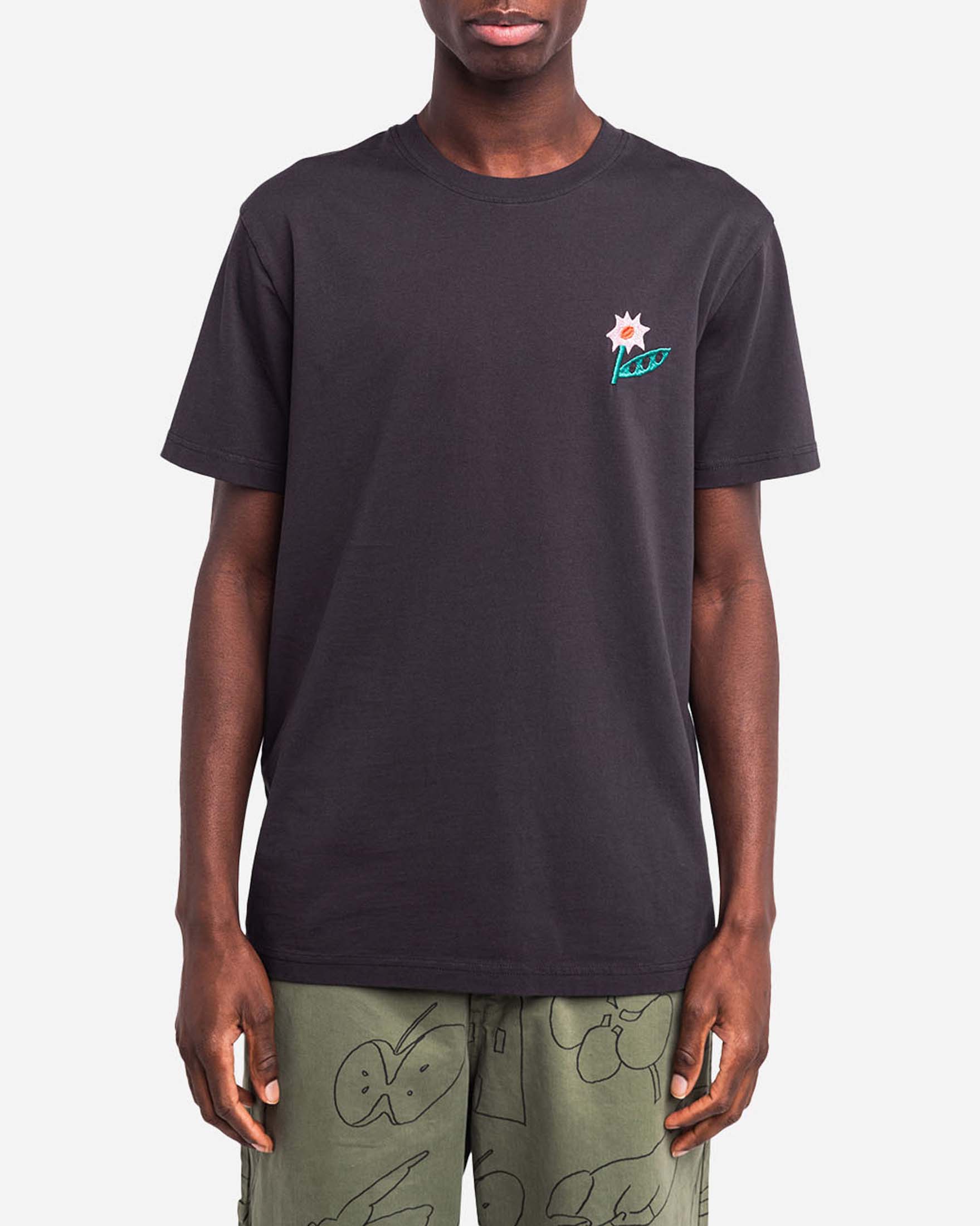 T-shirt mezza manica nera con ricamo fiore sul petto