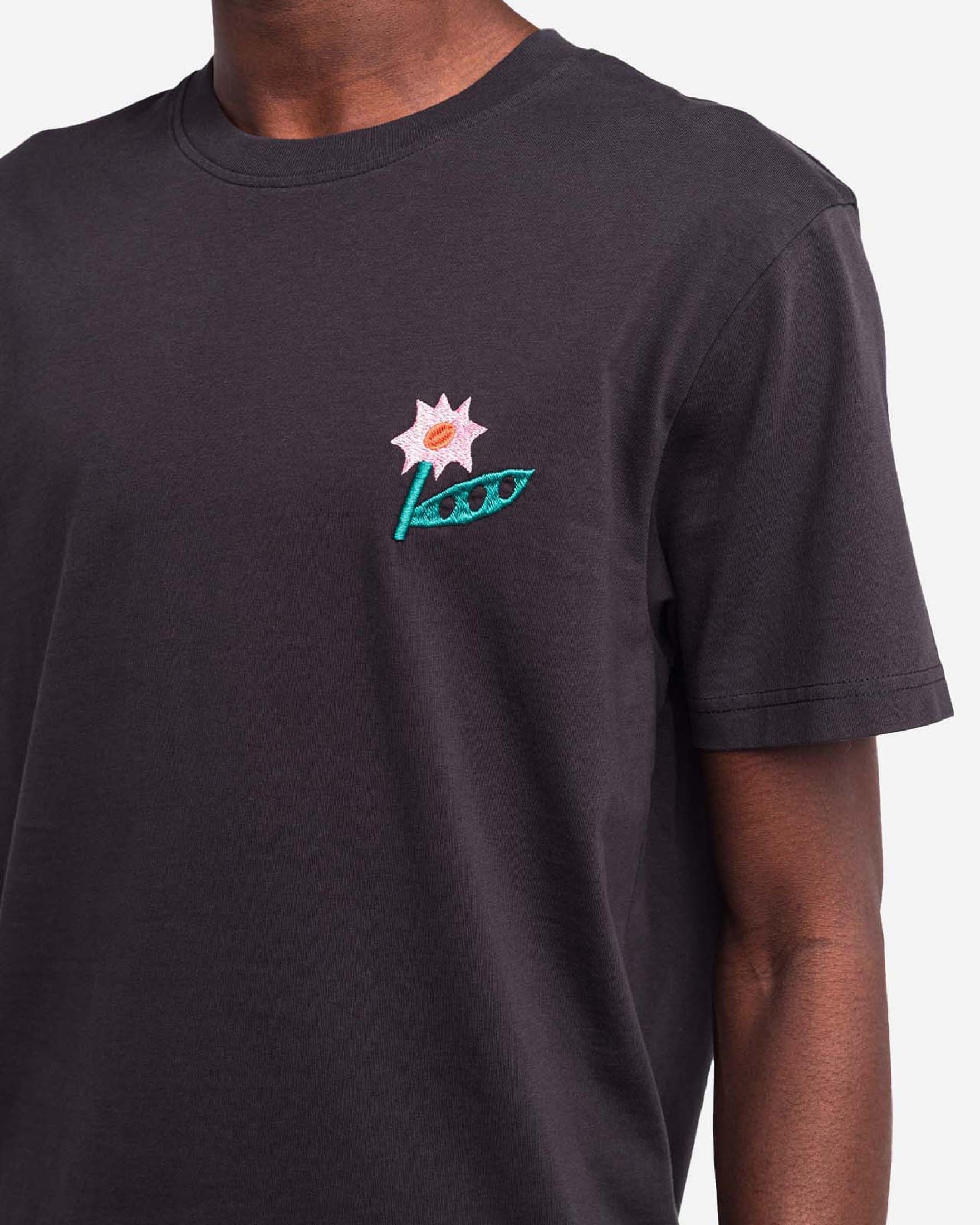 T-shirt mezza manica Olow nera con ricamo fiore sul petto image