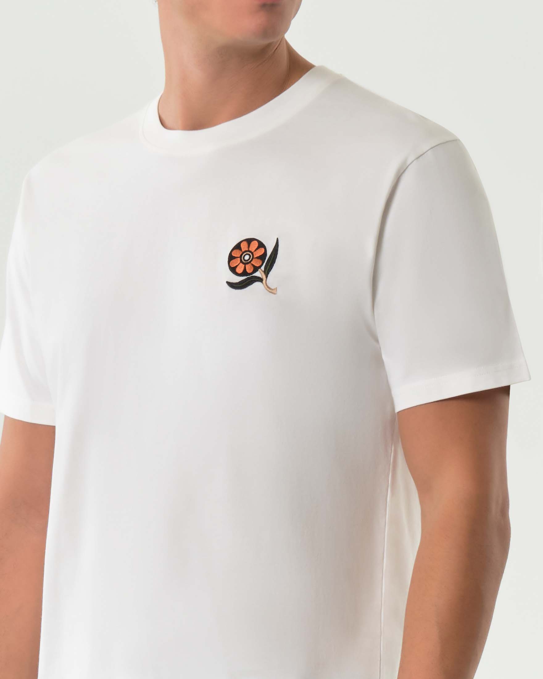 T-shirt mezza manica Olow color panna con ricamo fiore sul petto image