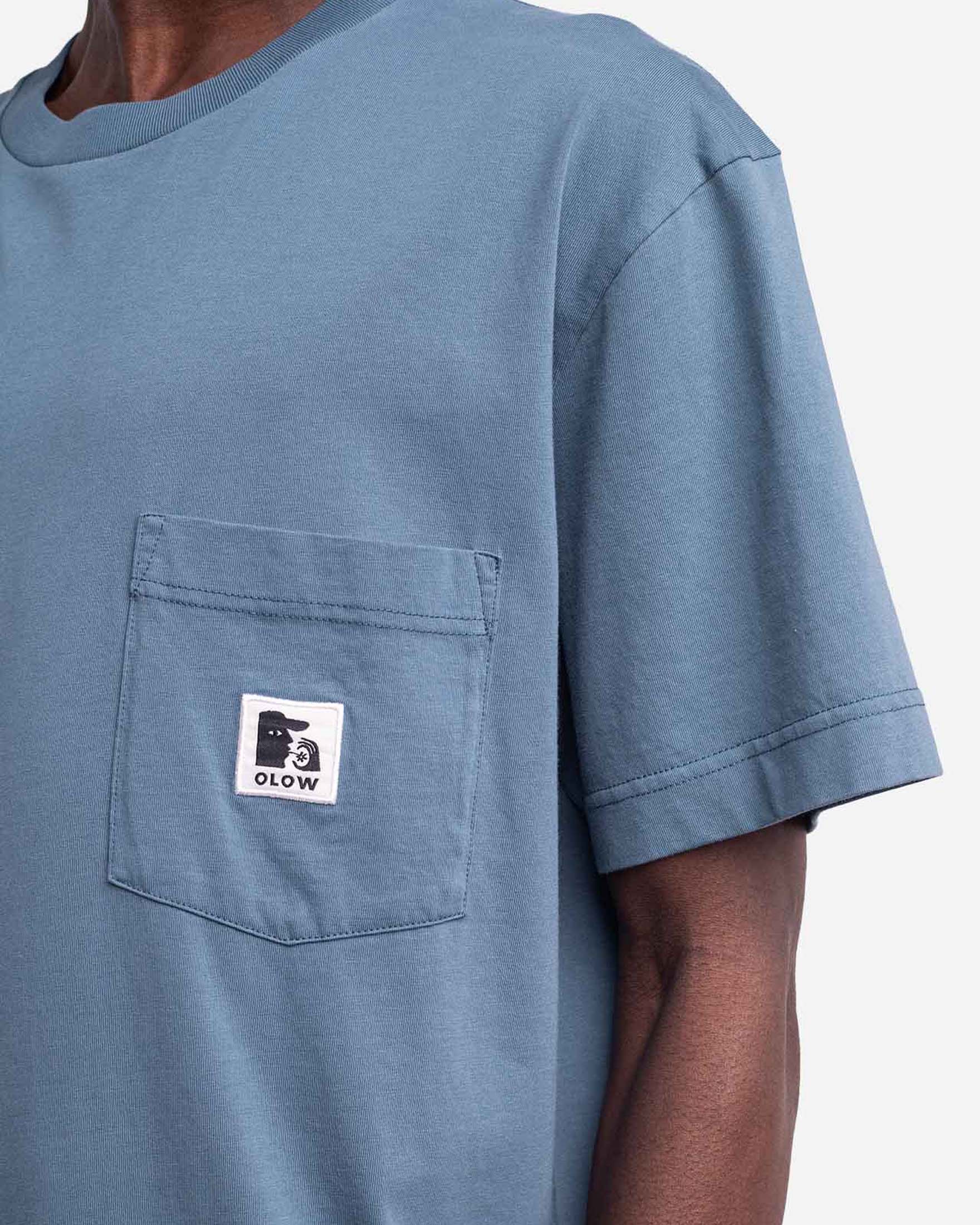 T-shirt loose-fit Olow avio con taschino e patch porta logo al petto image