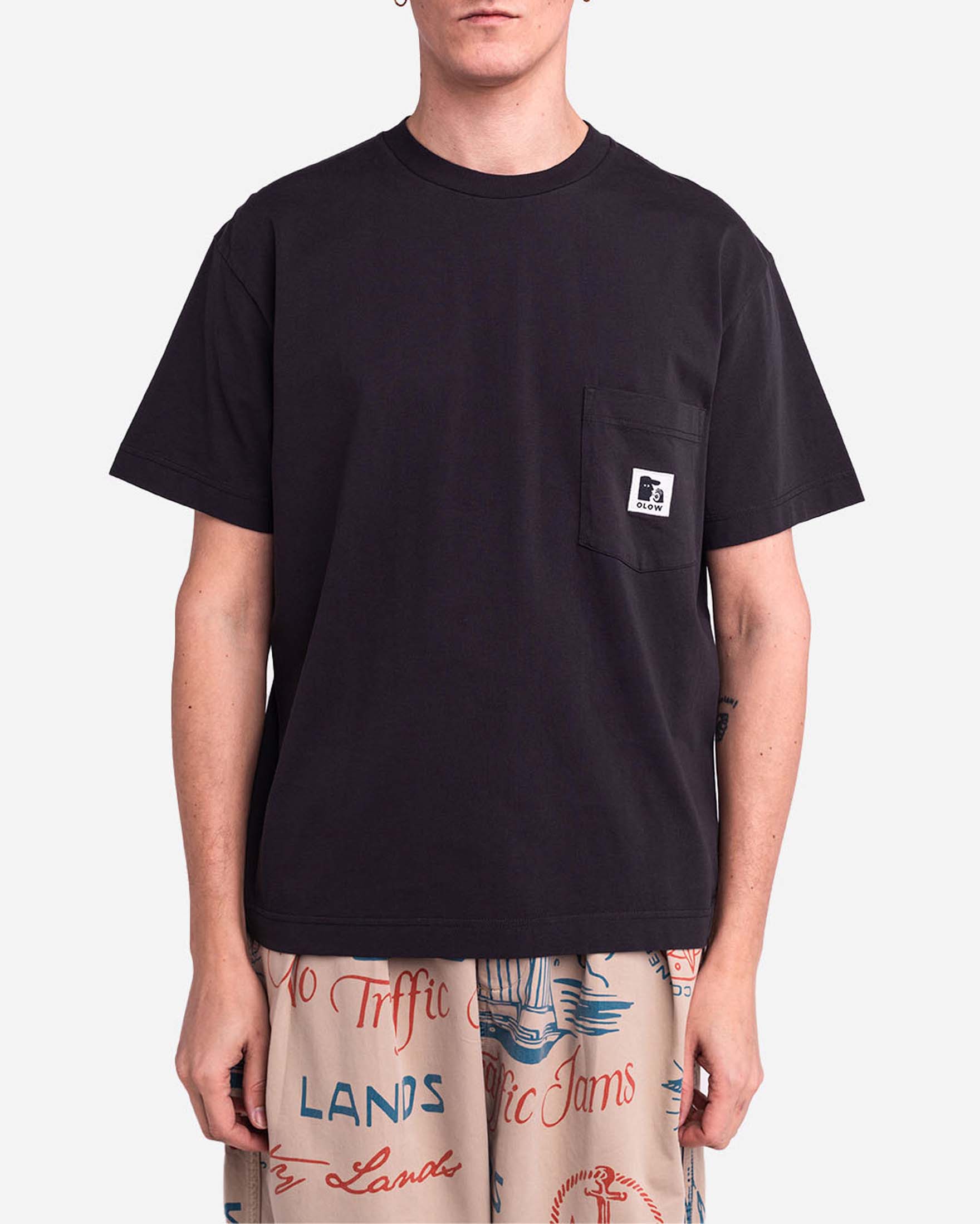 T-shirt loose-fit Olow nera con taschino e patch porta logo al petto