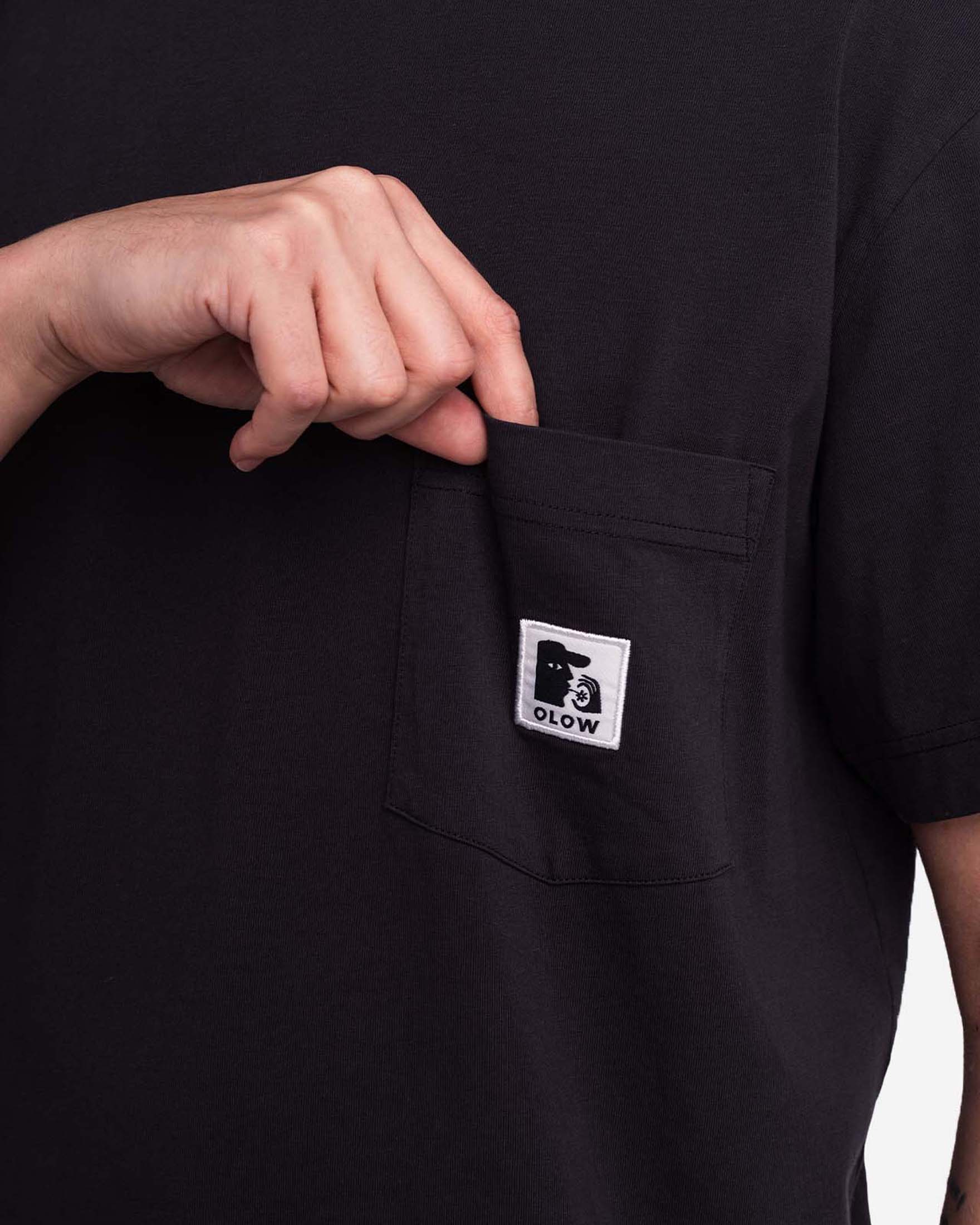 T-shirt loose-fit Olow nera con taschino e patch porta logo al petto image