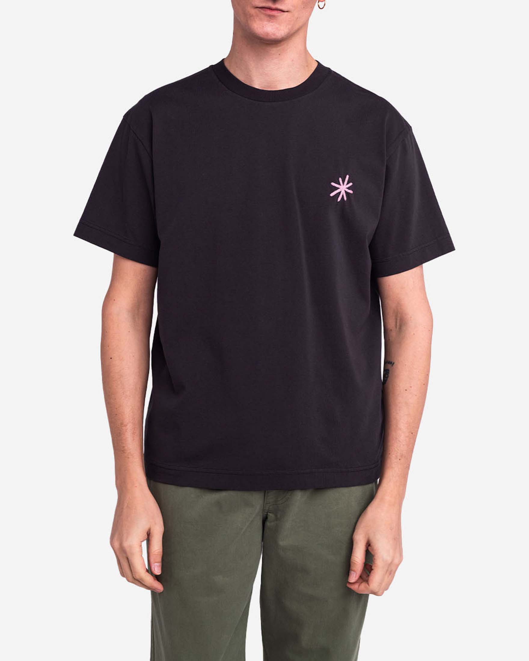 T-shirt mezza manica nera con ricamo fronte e retro dell'artista Alizée Cayla