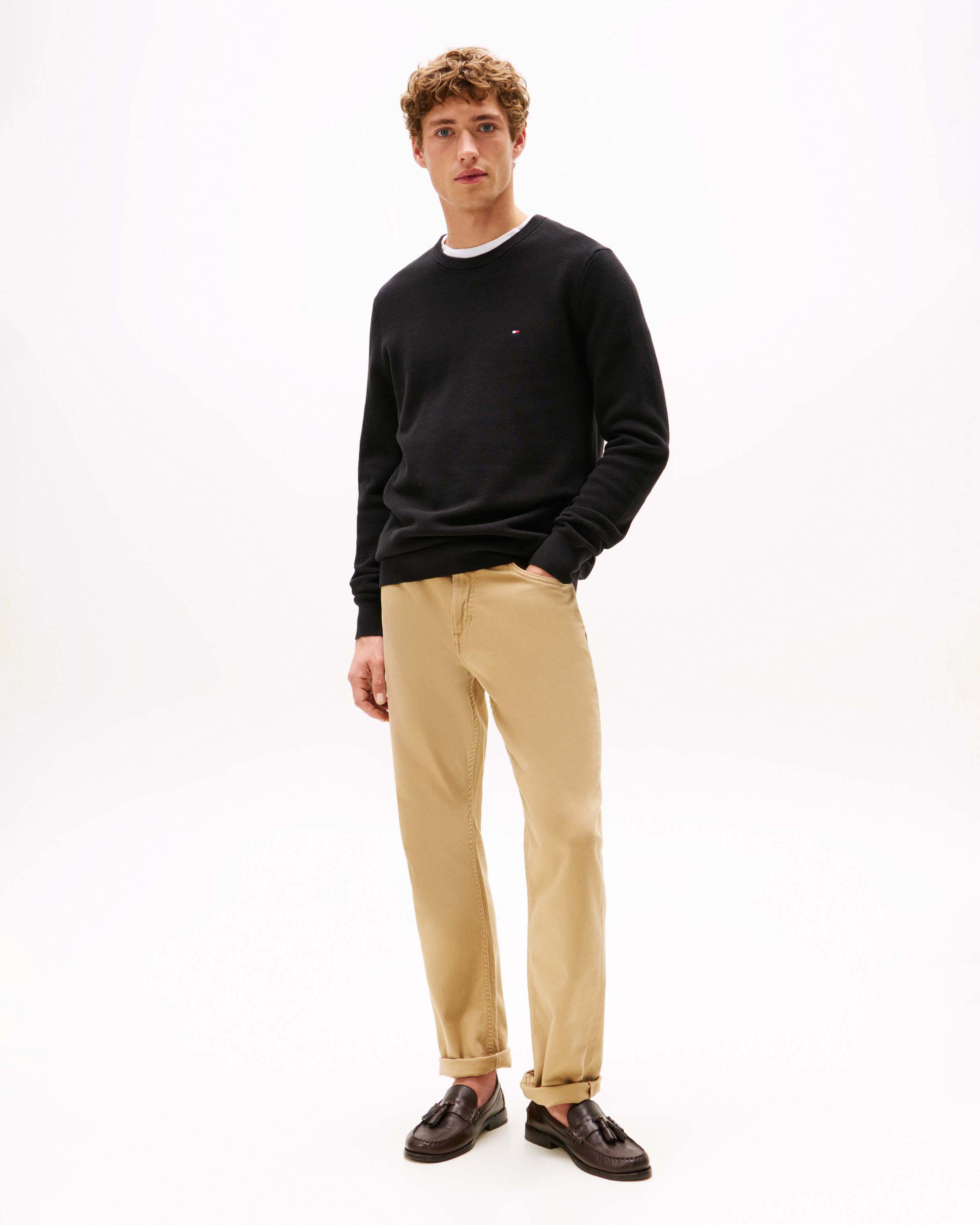 Maglia girocollo Tommy Hilfiger nera in cotone micro armatura con logo flag ricamato sul petto