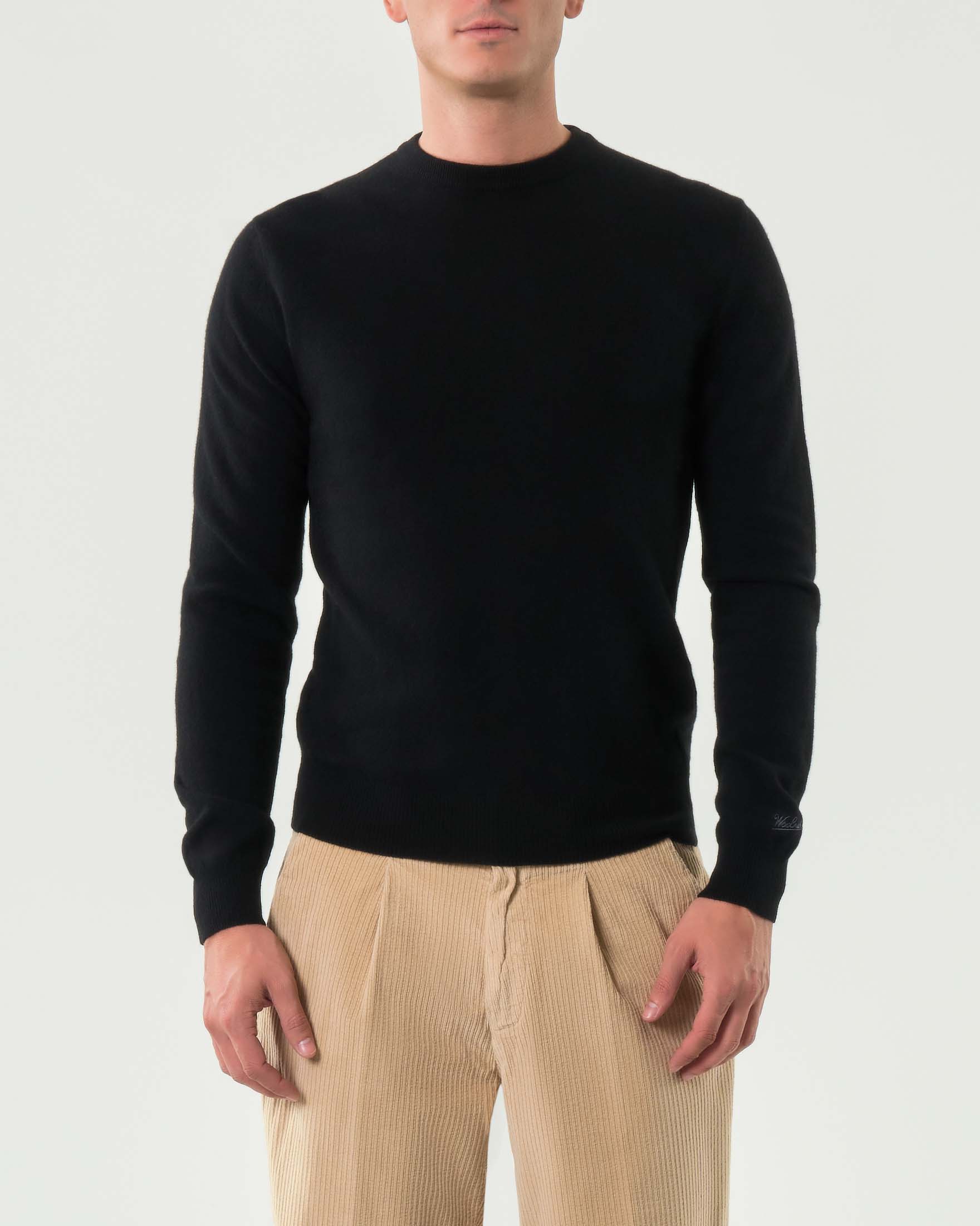 Maglia girocollo Woolrich nera in lambswool di pura lana con logo ricamato sul polso