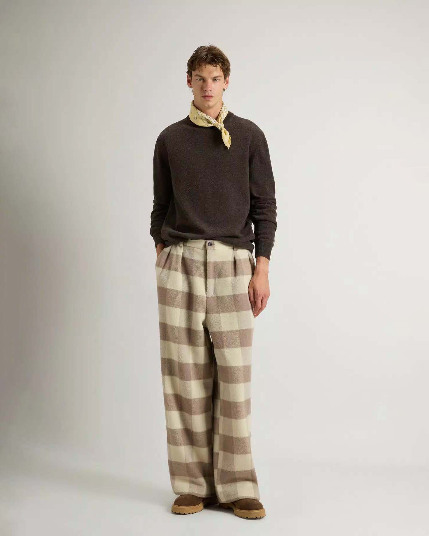 Maglia girocollo Woolrich marrone in lambswool di pura lana con logo ricamato sul polso