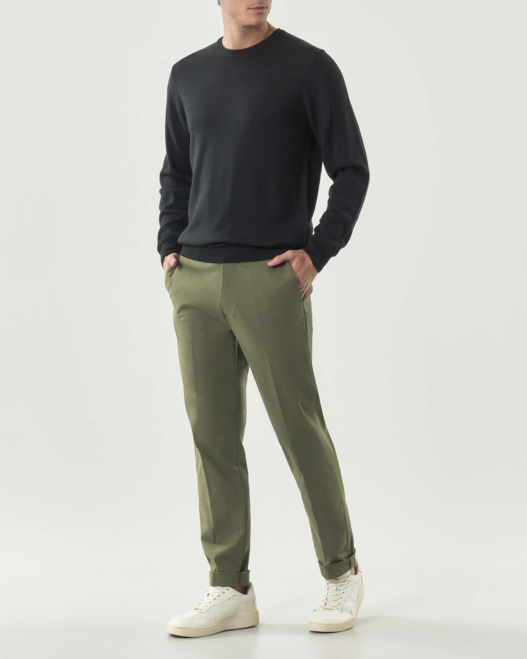 Maglia girocollo Woolrich nera in pura lana con logo ricamato in tono sul fondo