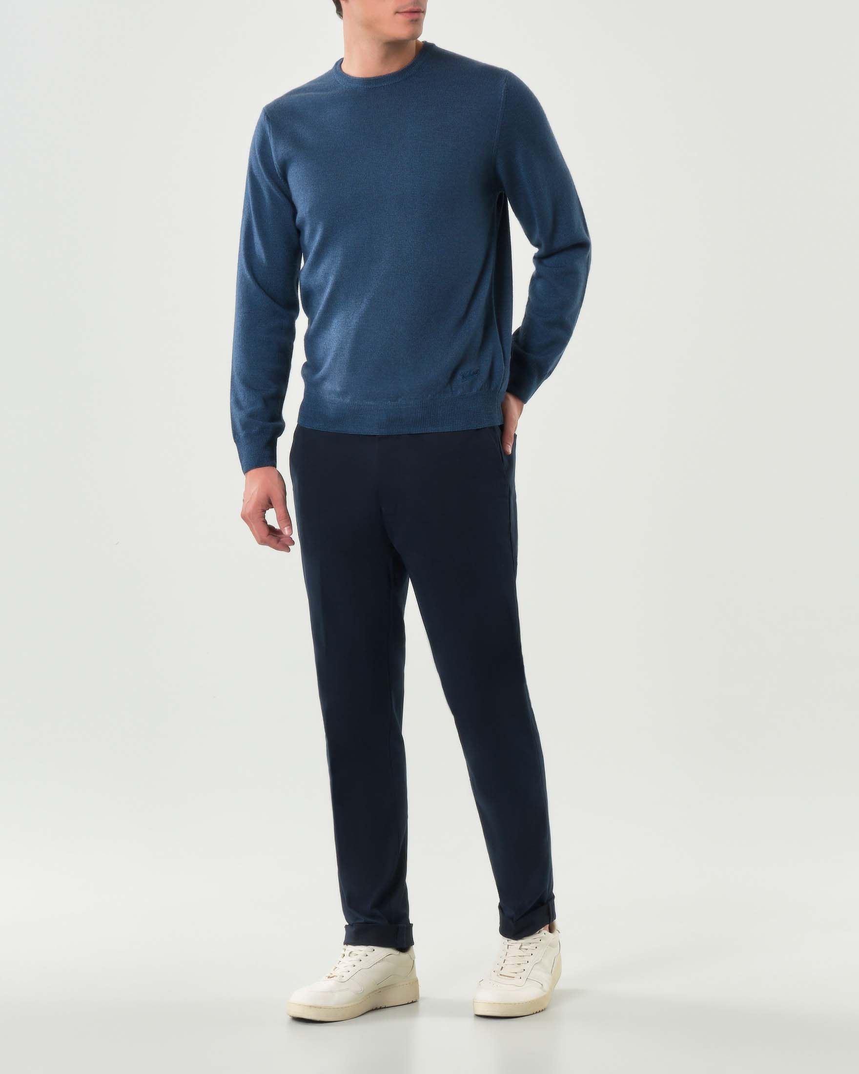 Maglia girocollo Woolrich ottanio in pura lana con logo ricamato in tono sul fondo