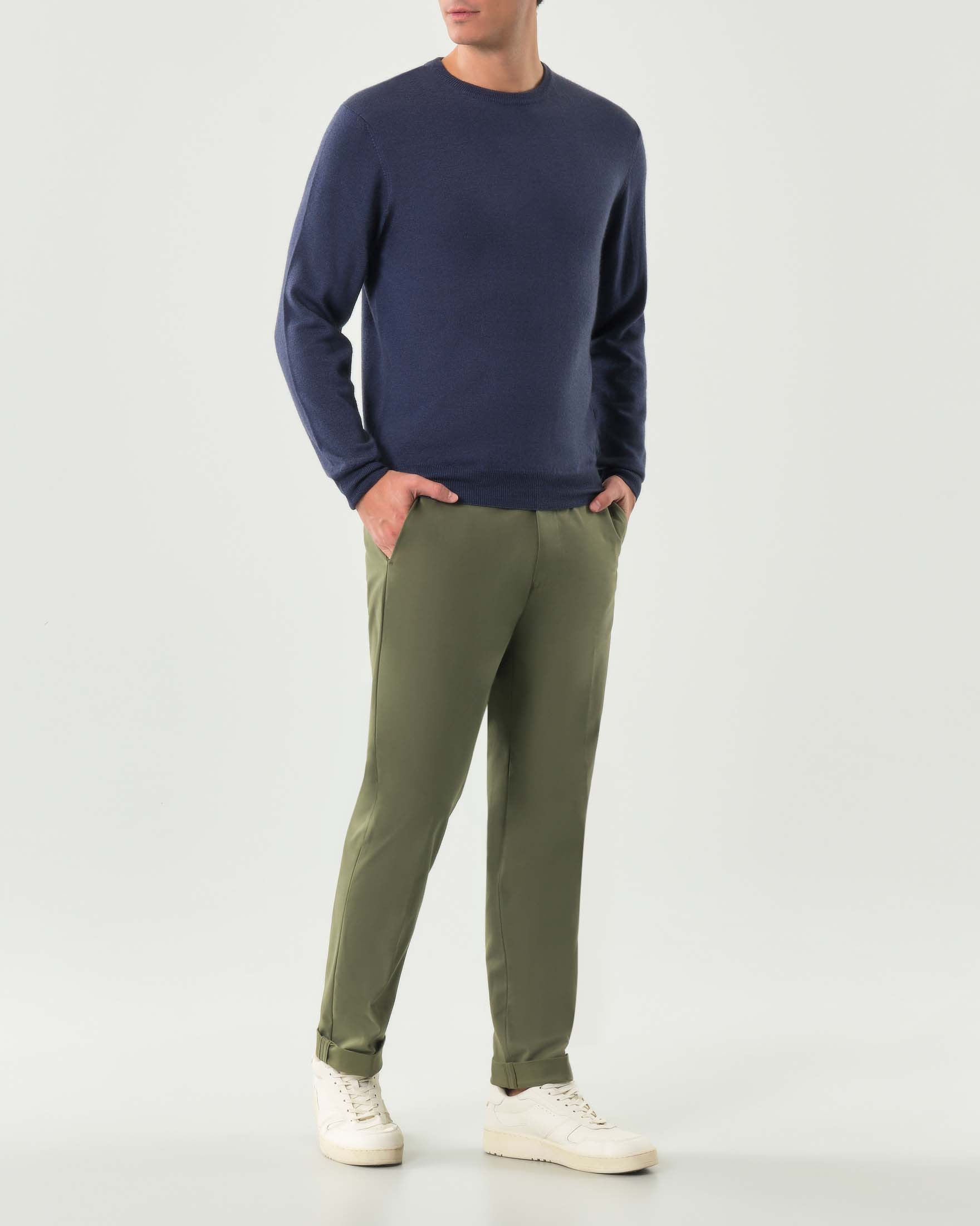 Maglia girocollo Woolrich blu indaco in pura lana con logo ricamato in tono sul fondo