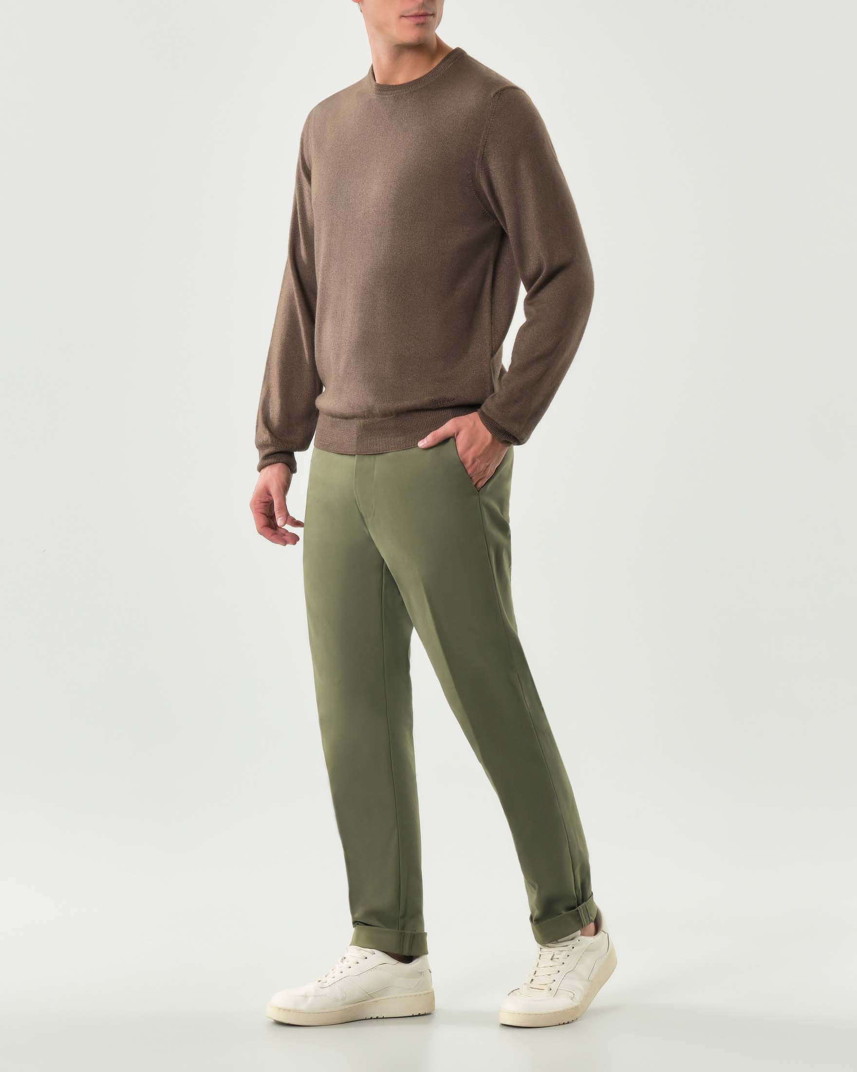 Maglia girocollo Woolrich marrone in pura lana con logo ricamato in tono sul fondo